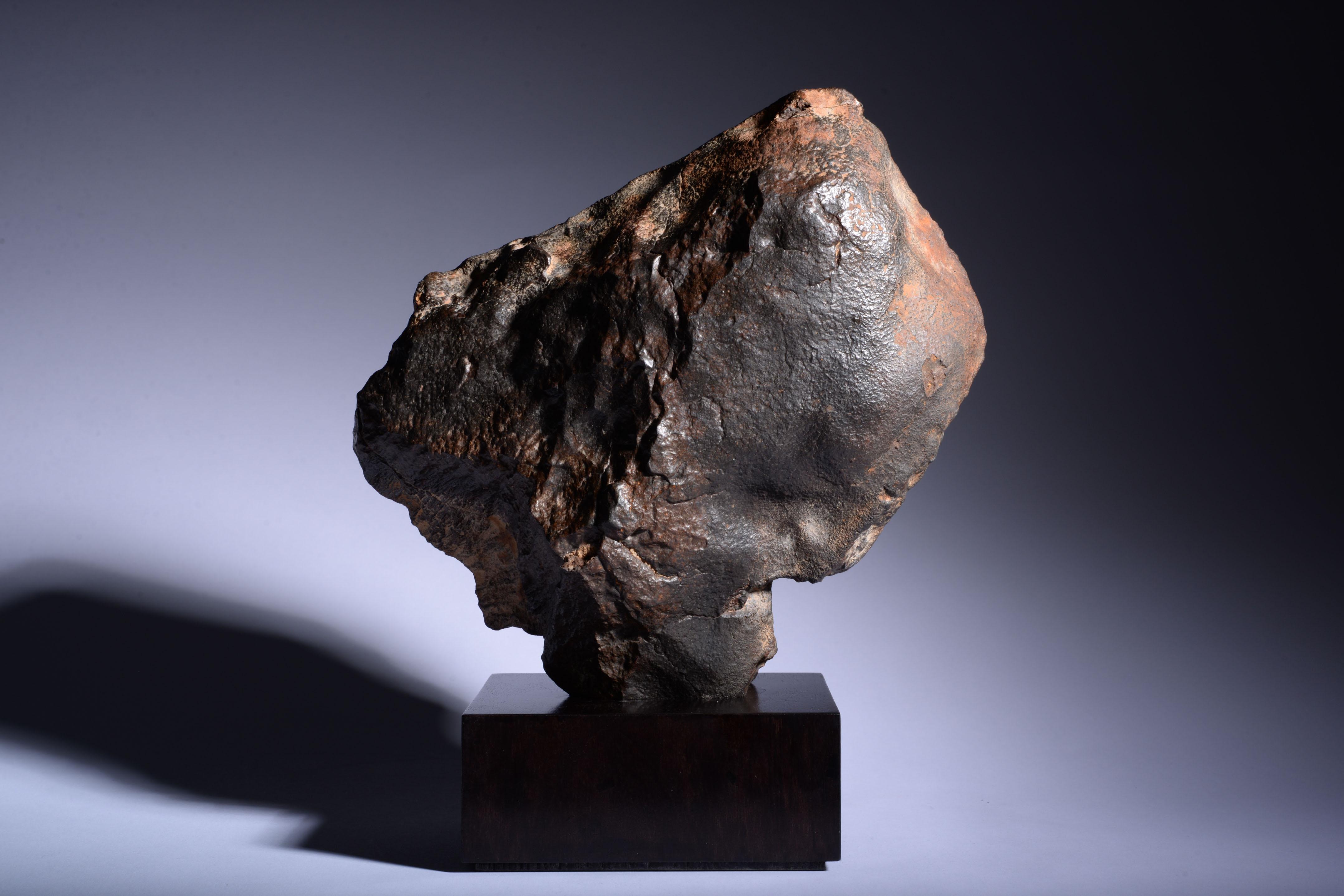 Sculptural Meteorite orientée en vente 2