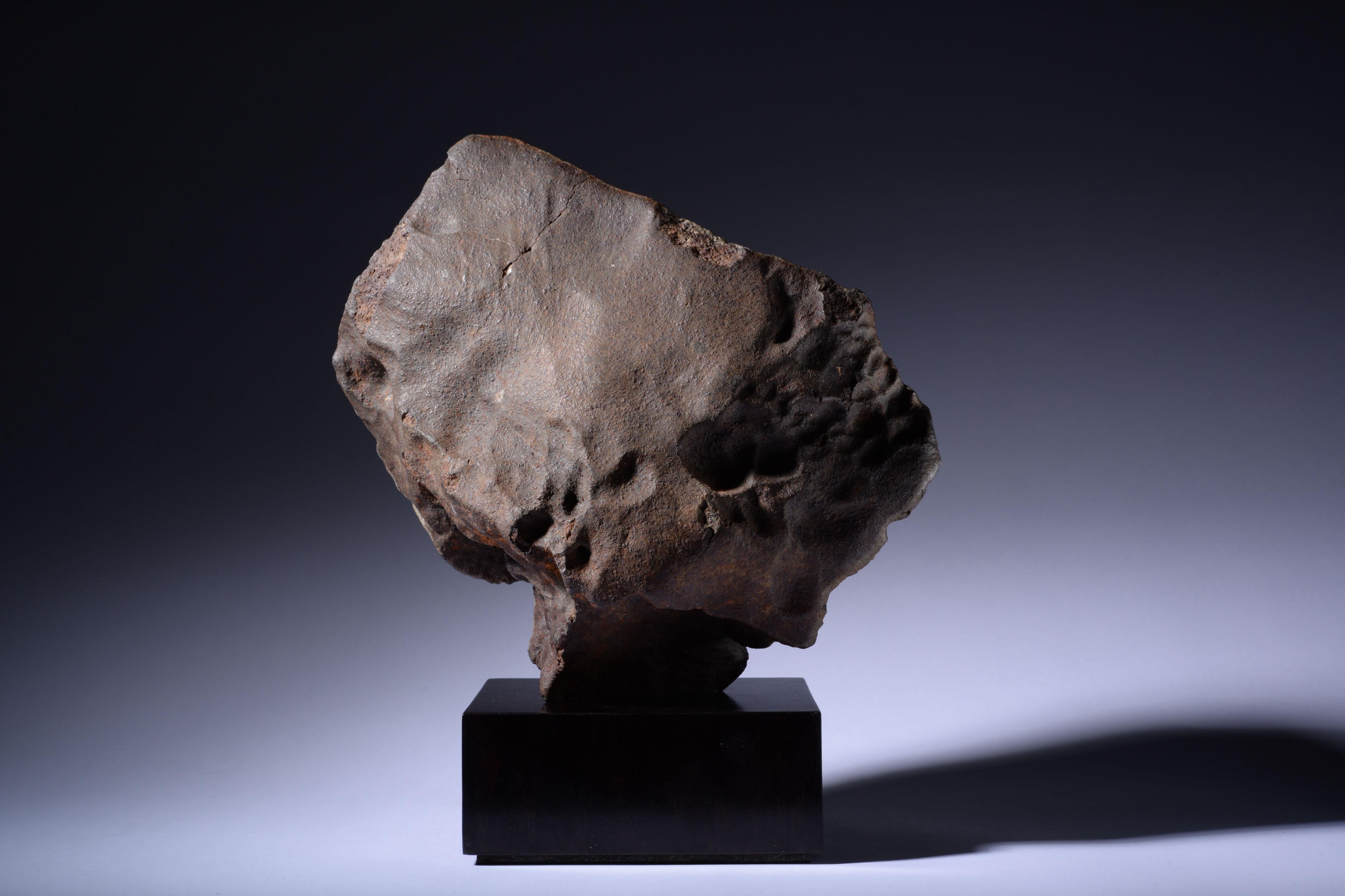 Météorite chondrite orientée Circa 4,56 milliards d'années
Chondrite
24 x 20 cm, 28 cm de hauteur sur la base
7.1 kg

Une météorite chondrite sculpturale et magnifiquement altérée ; en entrant dans l'atmosphère, cette pierre extraterrestre