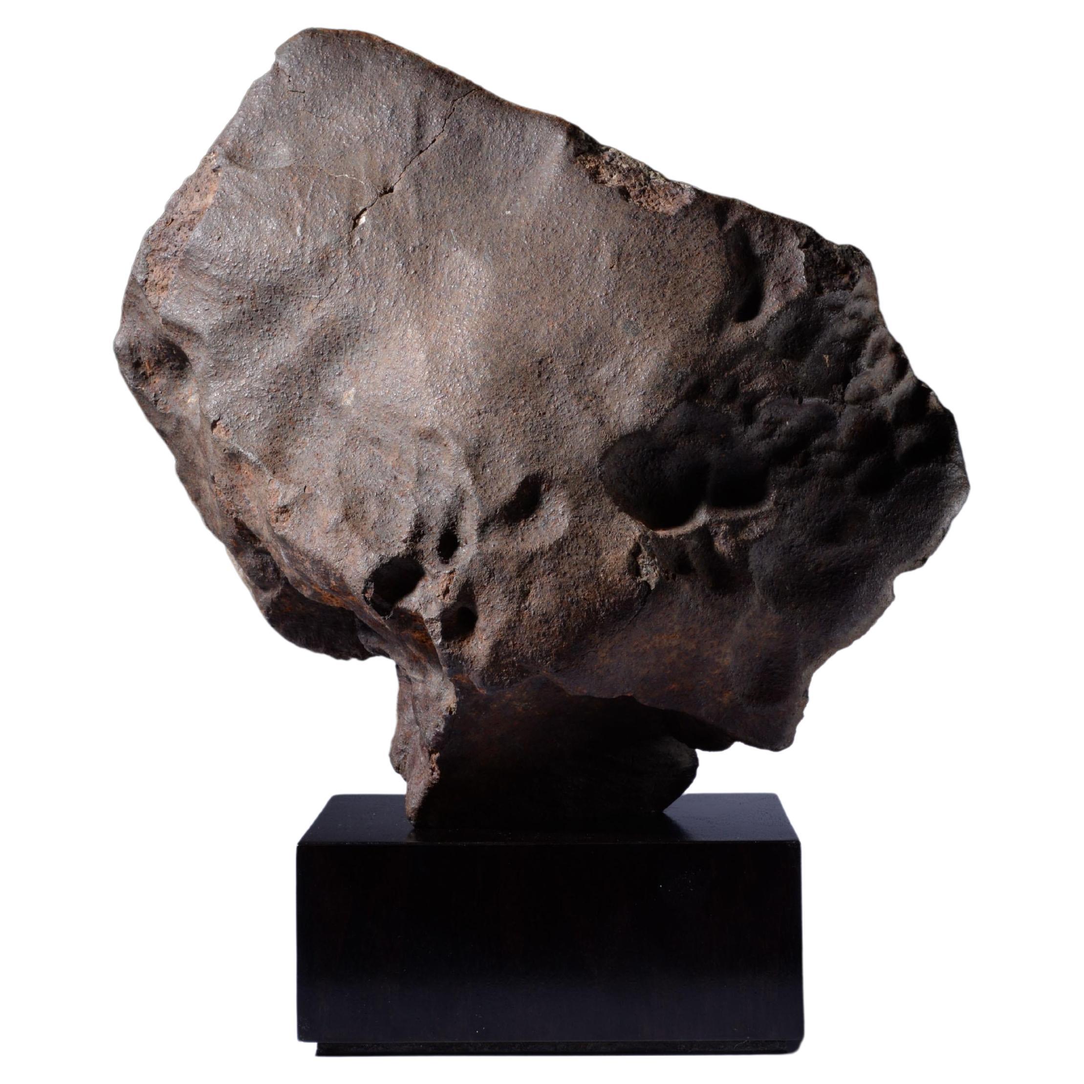 Skulpturaler Orientierter Meteorit
