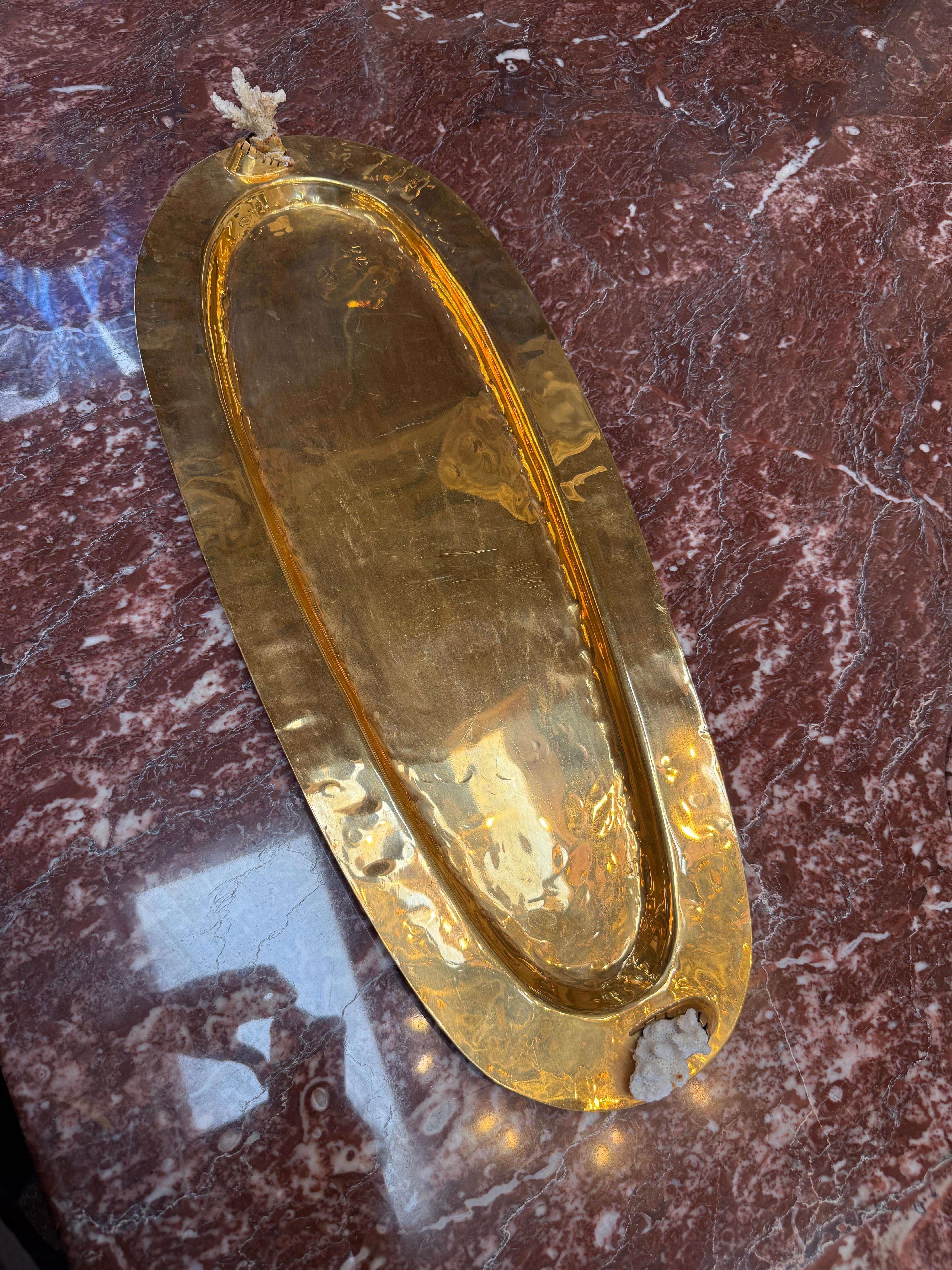 Skulpturaler ovaler Tafelaufsatz/Tablett aus Messing mit Korallenakzenten, Italien, 1970er Jahre (Moderne) im Angebot