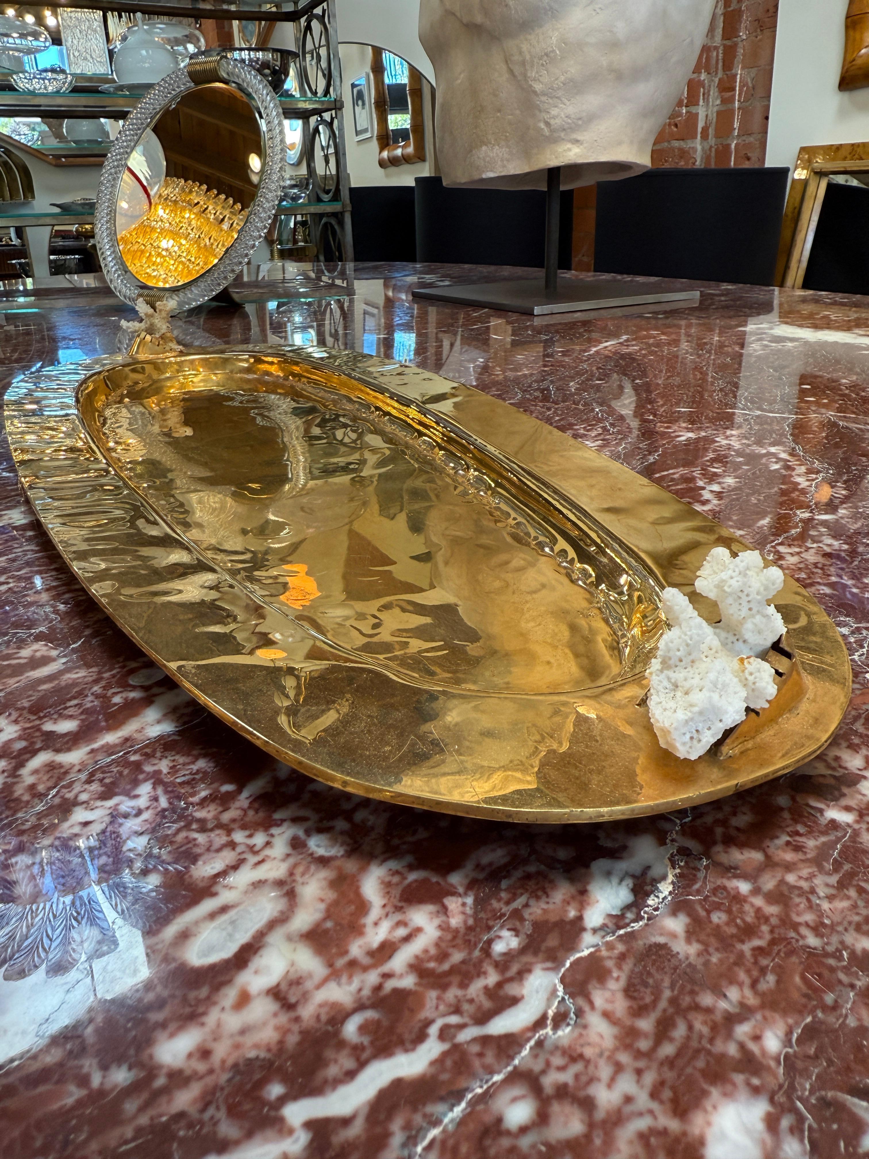 Skulpturaler ovaler Tafelaufsatz/Tablett aus Messing mit Korallenakzenten, Italien, 1970er Jahre (Ende des 20. Jahrhunderts) im Angebot