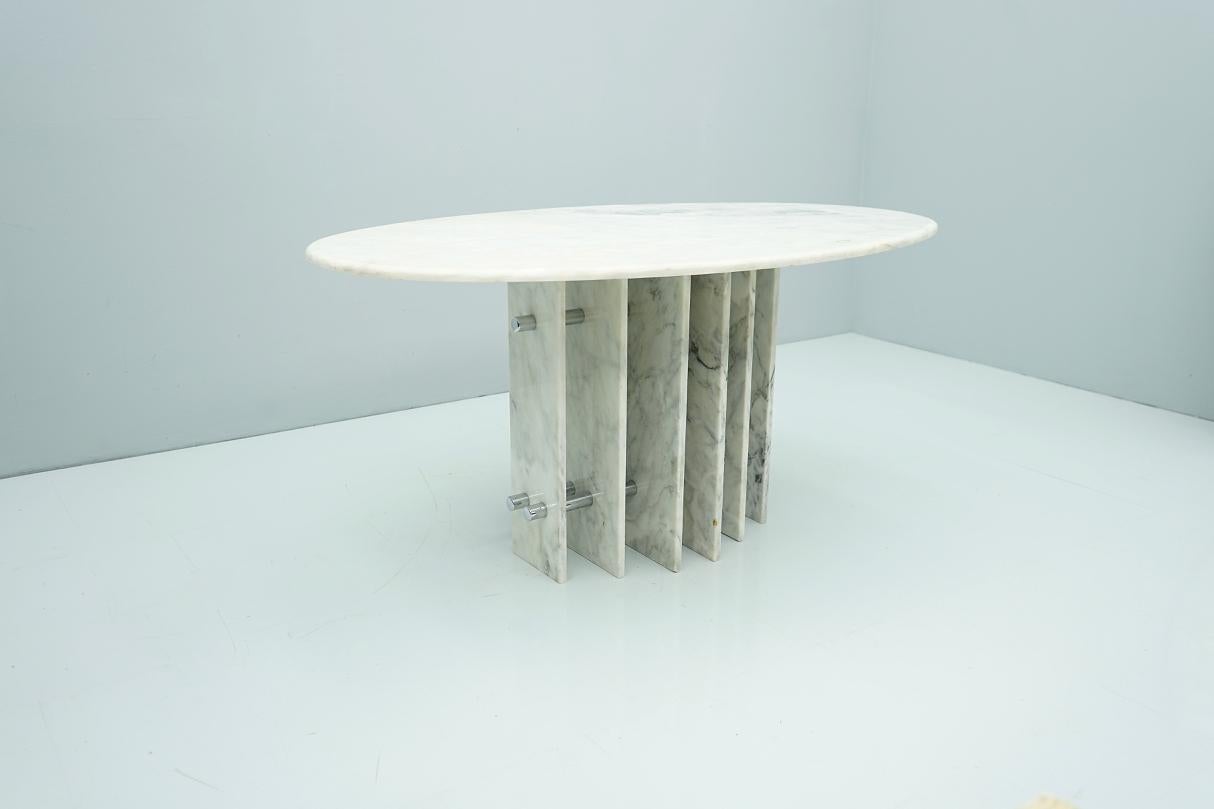 Beautiful oval dining table in withe / grey Carrara marble. Two columns with single marble discs in different wide, screwed with a chrome tube.
Good to very good condition.