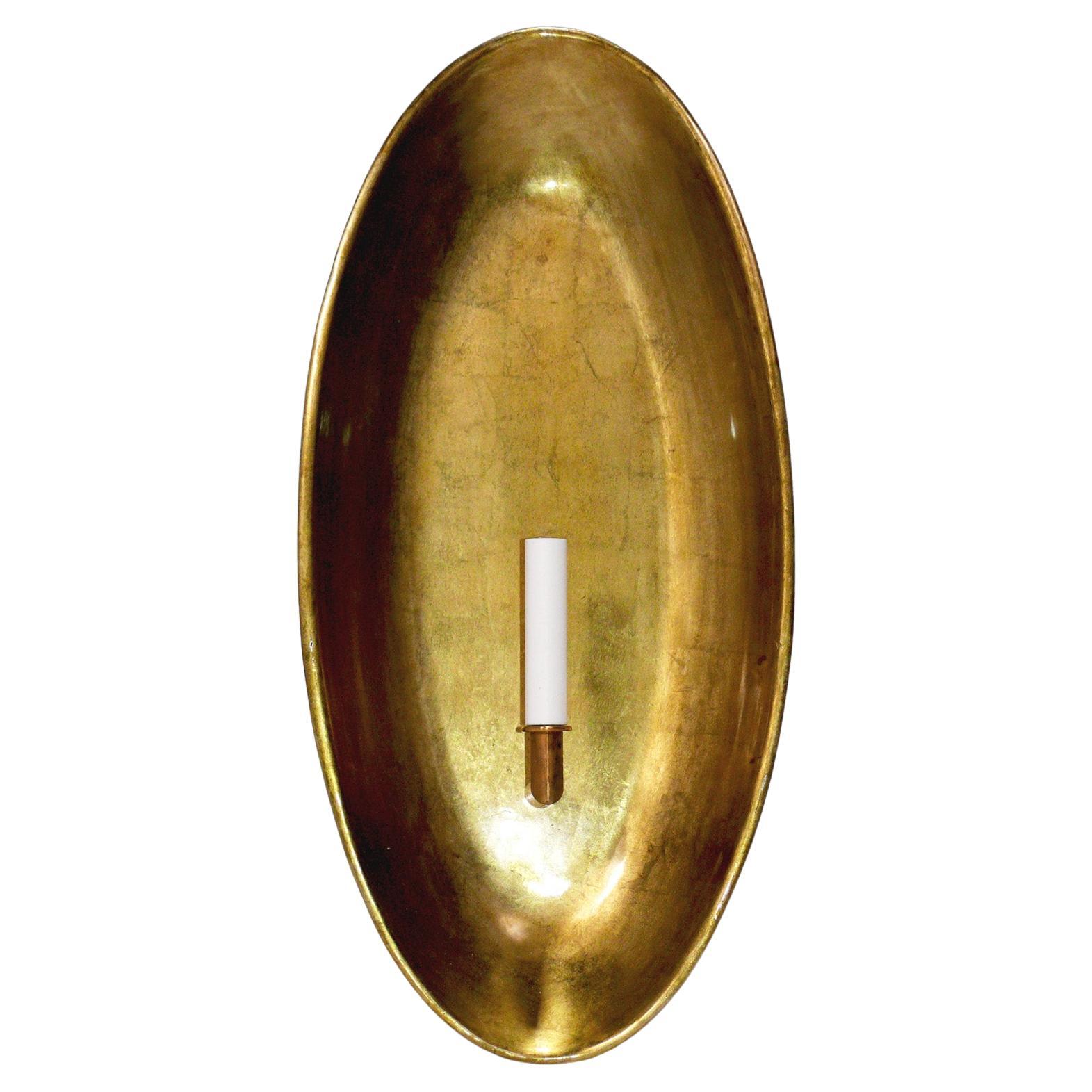 Applique sculpturale ovale en bois doré en vente