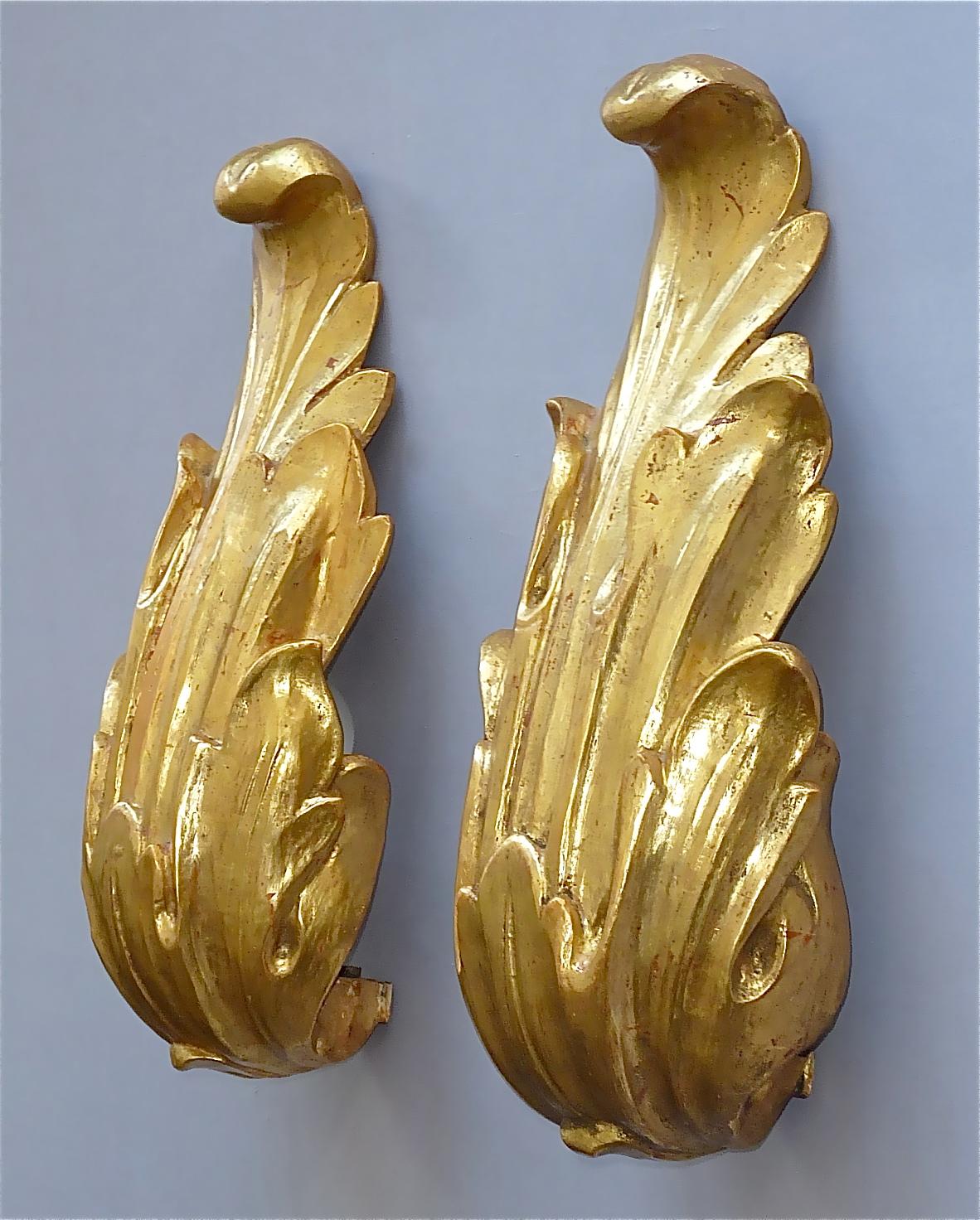 Skulpturales Paar großer antiker, vergoldeter, geschnitzter Holzblatt-Wandleuchter im Barockstil, 1900 (Frühes 20. Jahrhundert) im Angebot
