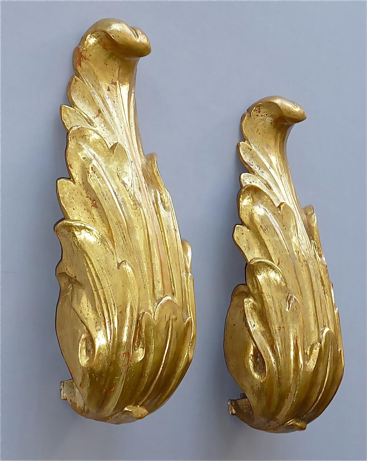 Skulpturales Paar großer antiker, vergoldeter, geschnitzter Holzblatt-Wandleuchter im Barockstil, 1900 (Messing) im Angebot