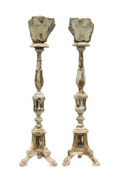 Coppia di candelieri italiani scultorei del XVII secolo con agata e corallo, di Interi
