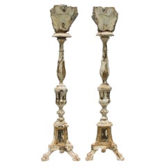 Coppia di candelieri italiani scultorei del XVII secolo con agata e corallo, di Interi