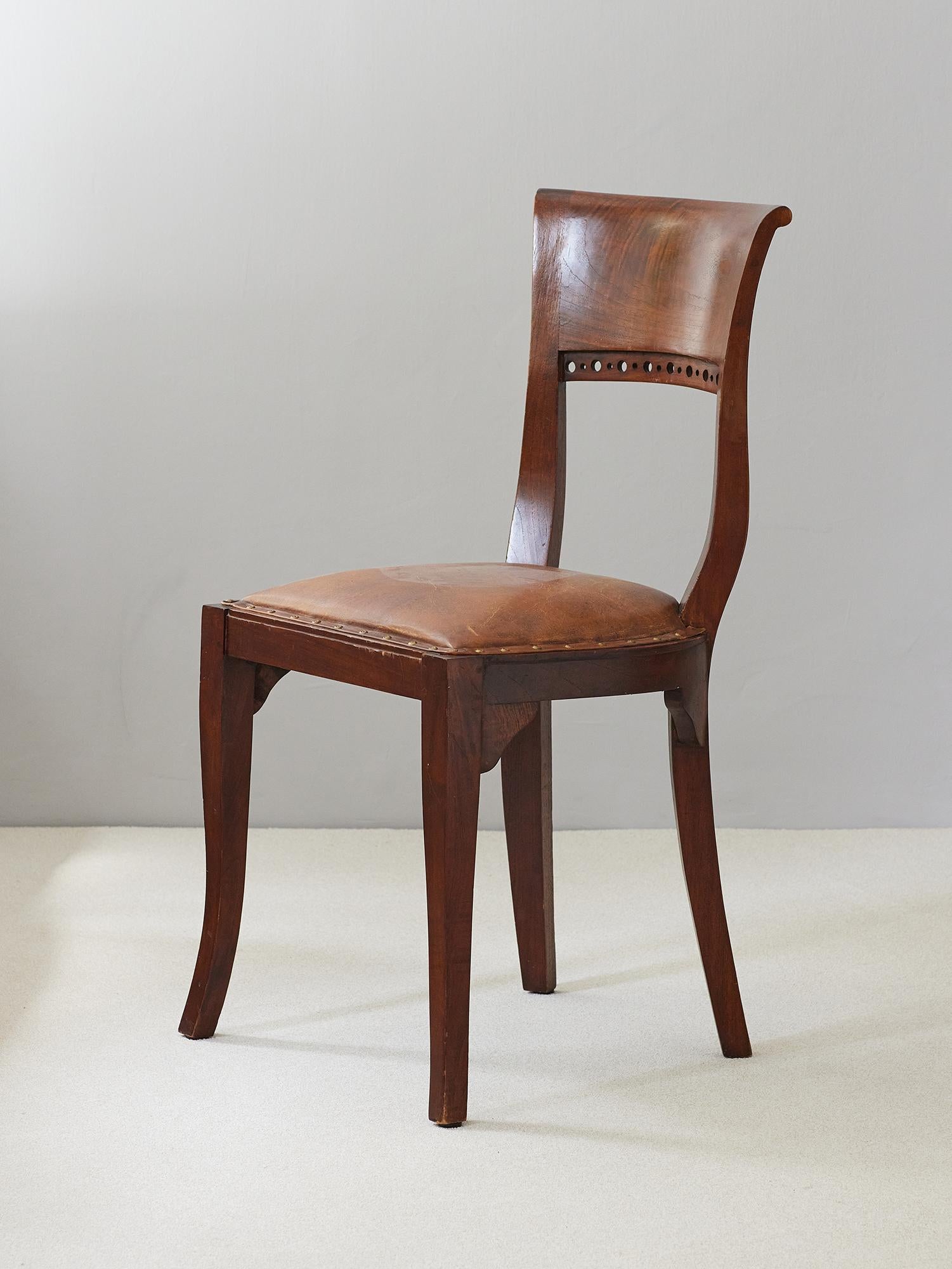 Fine and sculptural pair of Art Nouveau (Jugend) dining chairs upholstered in brown leather. Ca 1920's Sweden.