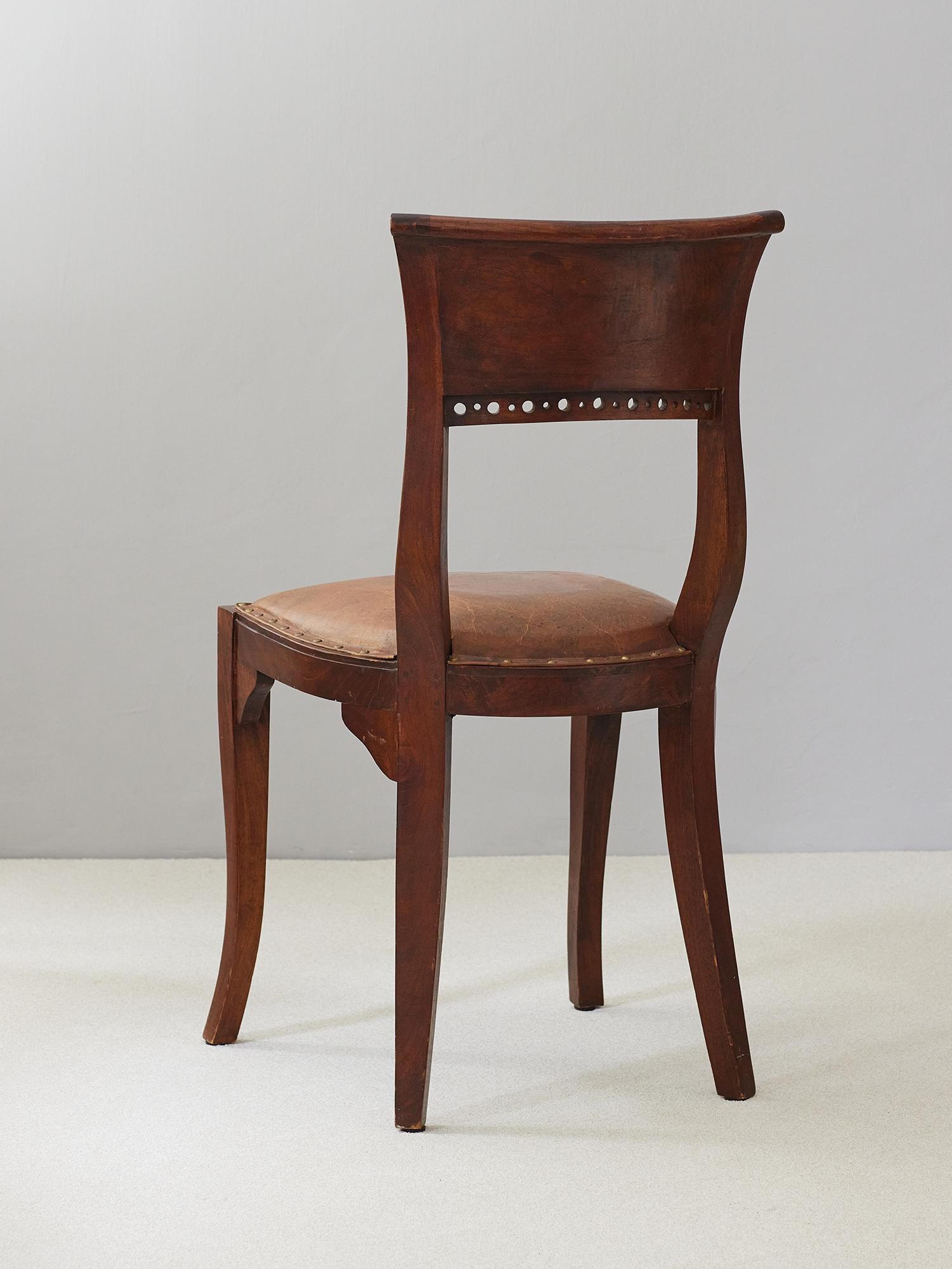 Early 20th Century Sculptural Pair of Art Nouveau Dining Chairs For Sale