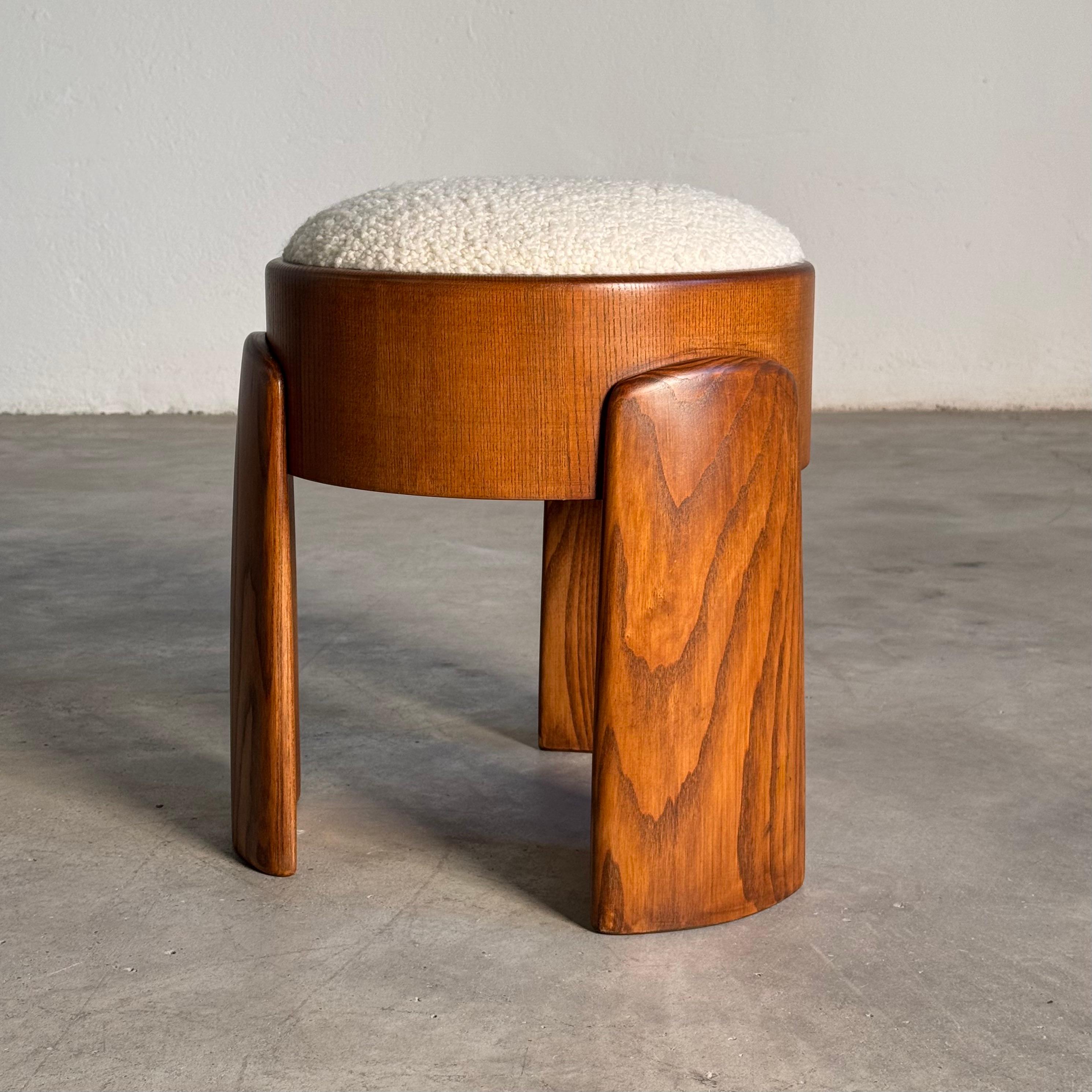 Pareja escultórica de taburetes de madera de fresno con Dedar Milano Bouclé Marfil by FORME en venta 2