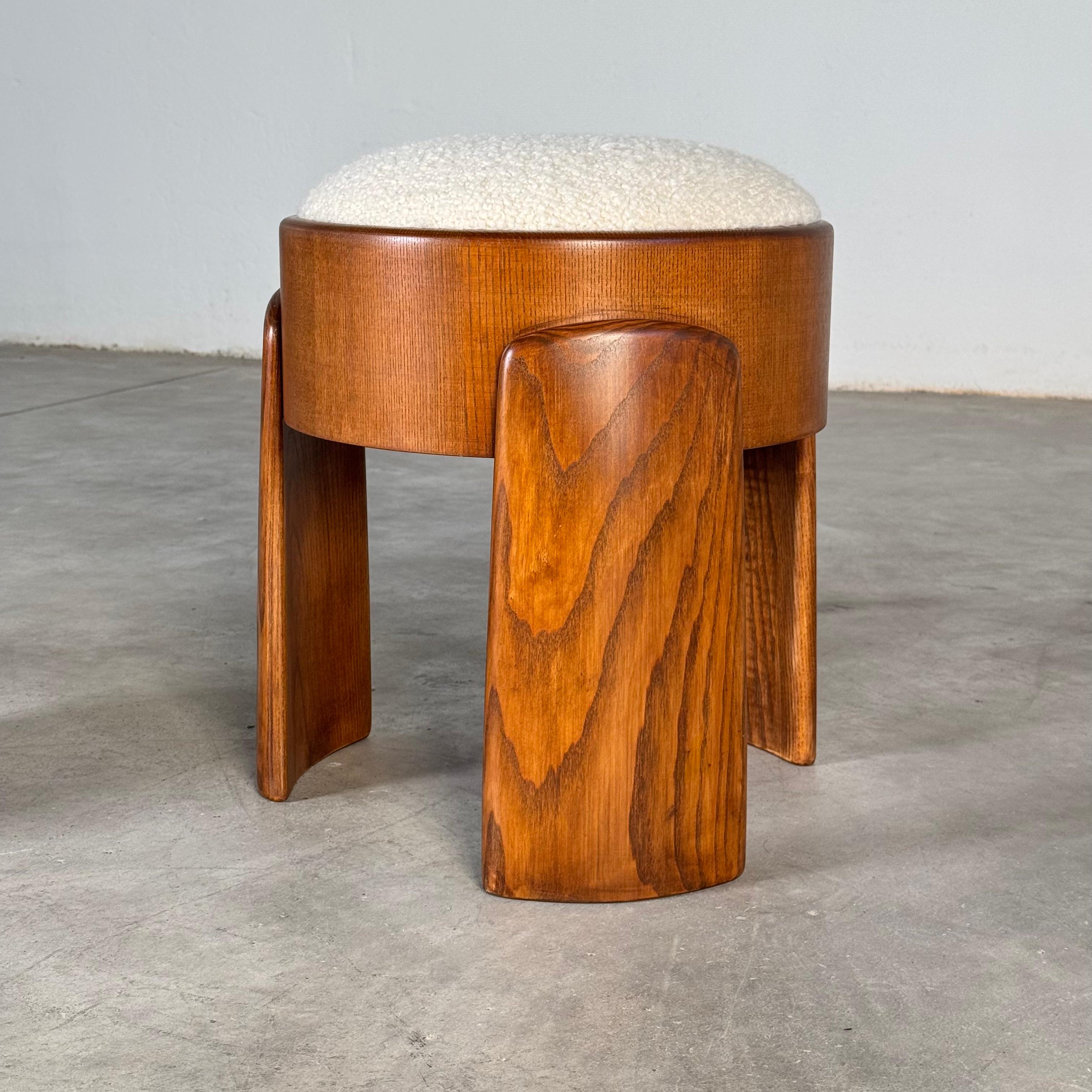 Pareja escultórica de taburetes de madera de fresno con Dedar Milano Bouclé Marfil by FORME en venta 3