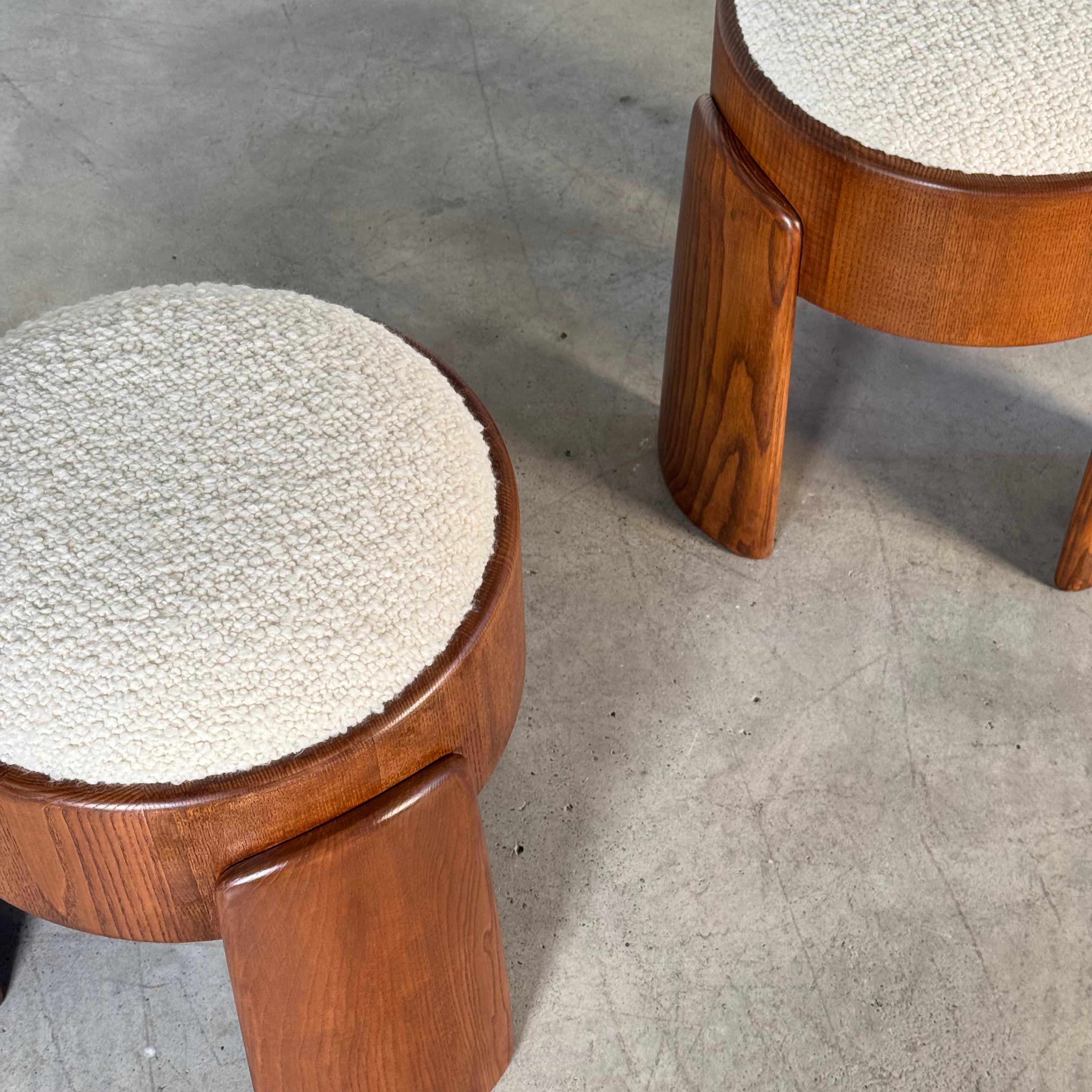 Pareja escultórica de taburetes de madera de fresno con Dedar Milano Bouclé Marfil by FORME en venta 4