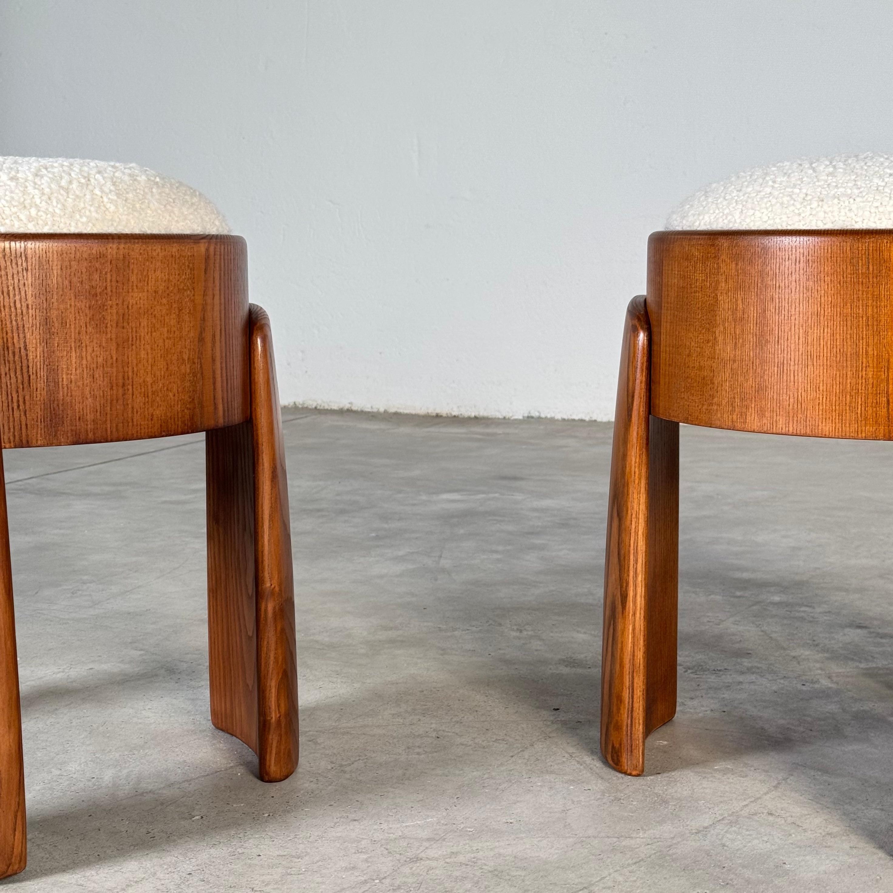 Pareja escultórica de taburetes de madera de fresno con Dedar Milano Bouclé Marfil by FORME en venta 5