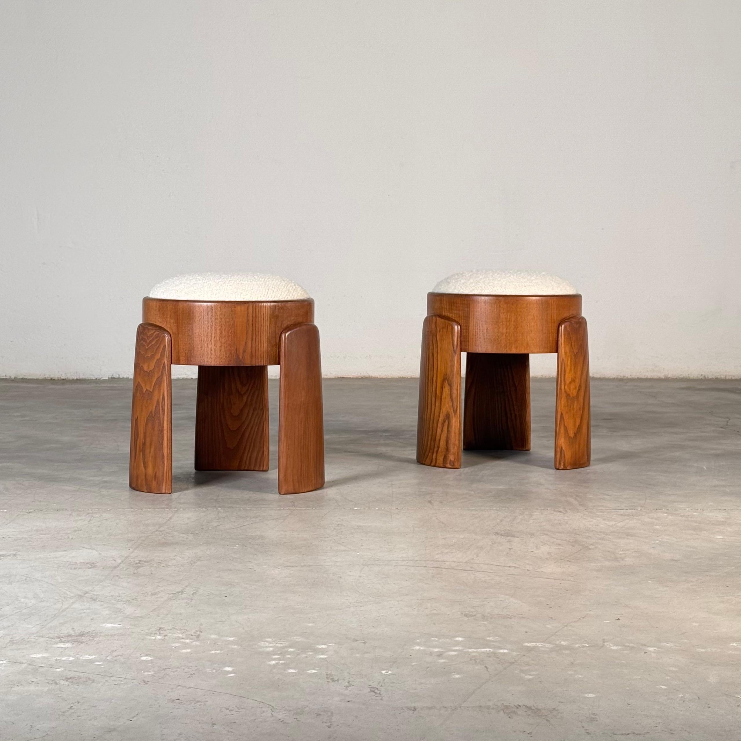 Pareja escultórica de taburetes de madera de fresno con Dedar Milano Bouclé Marfil by FORME Moderno de mediados de siglo en venta