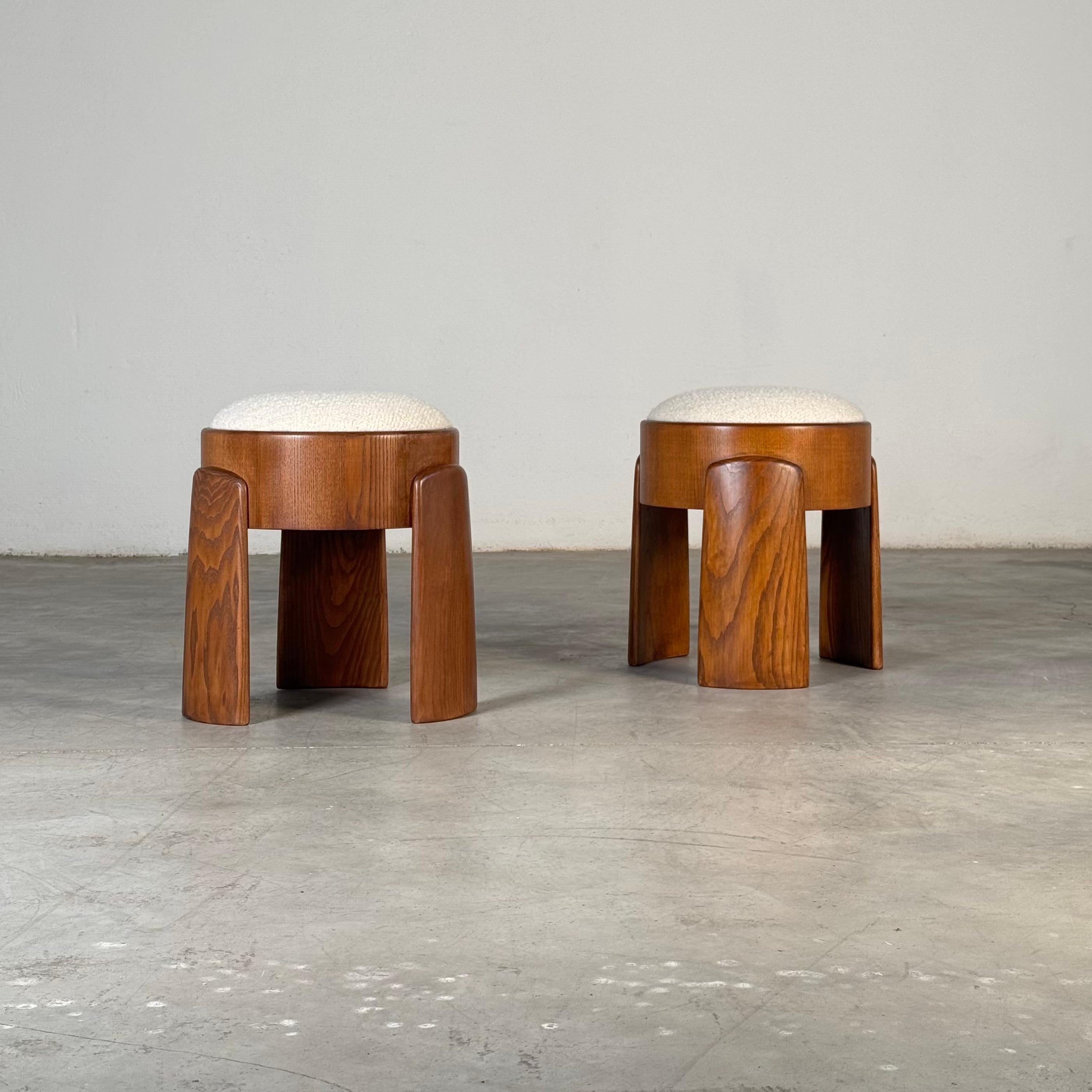 Pareja escultórica de taburetes de madera de fresno con Dedar Milano Bouclé Marfil by FORME Italiano en venta