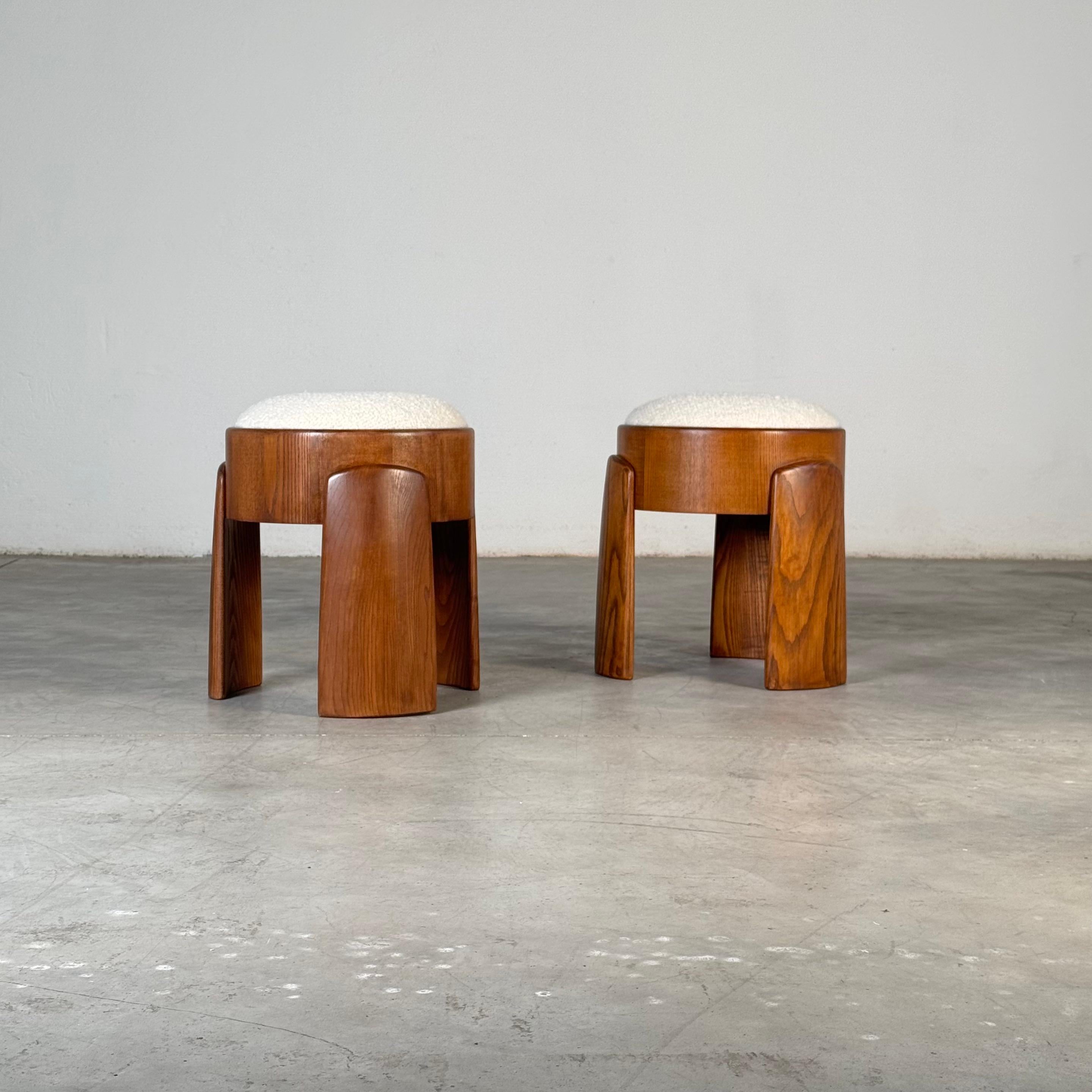 Pareja escultórica de taburetes de madera de fresno con Dedar Milano Bouclé Marfil by FORME Tallado a mano en venta