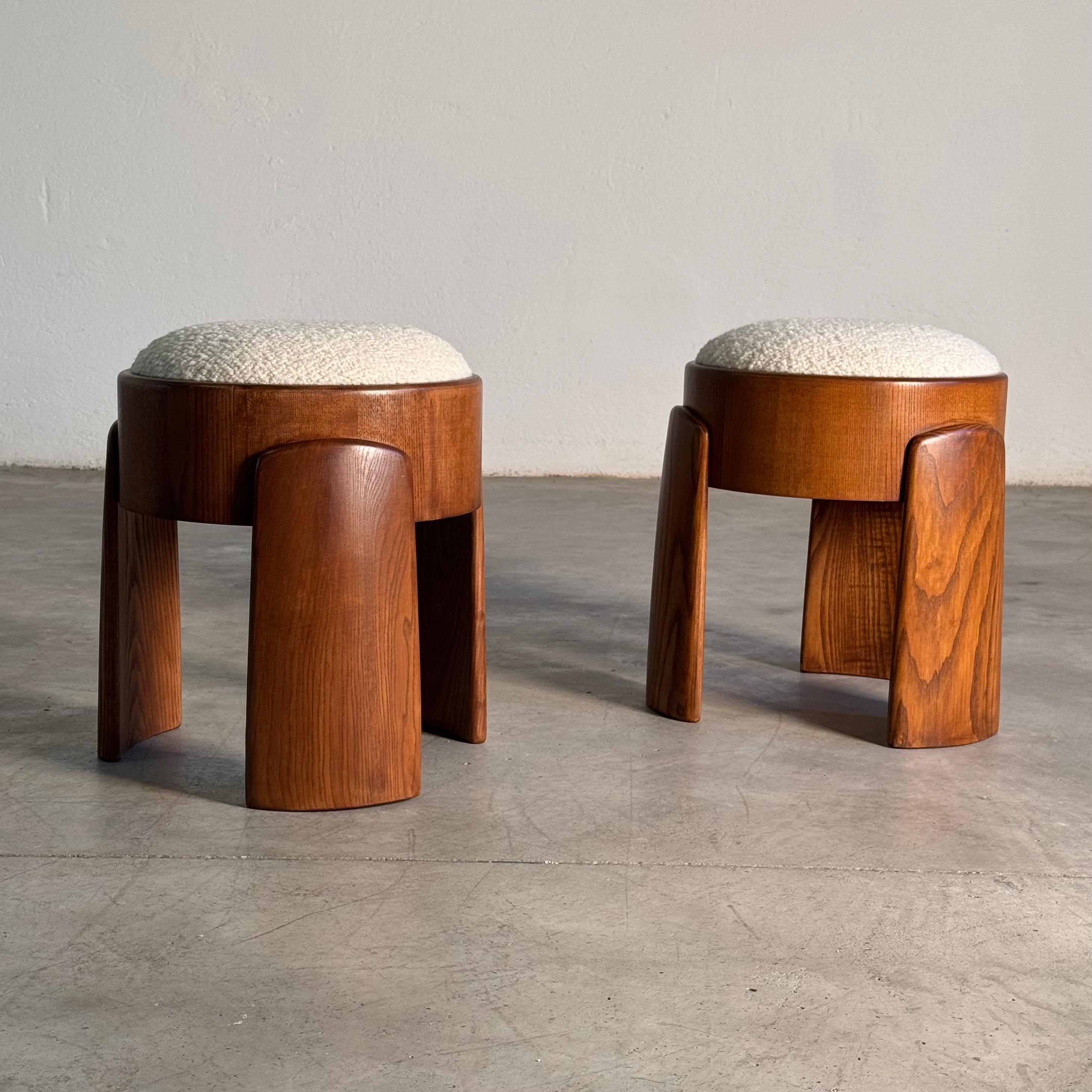 Pareja escultórica de taburetes de madera de fresno con Dedar Milano Bouclé Marfil by FORME en Excelente estado para la venta en Brescia, Brescia