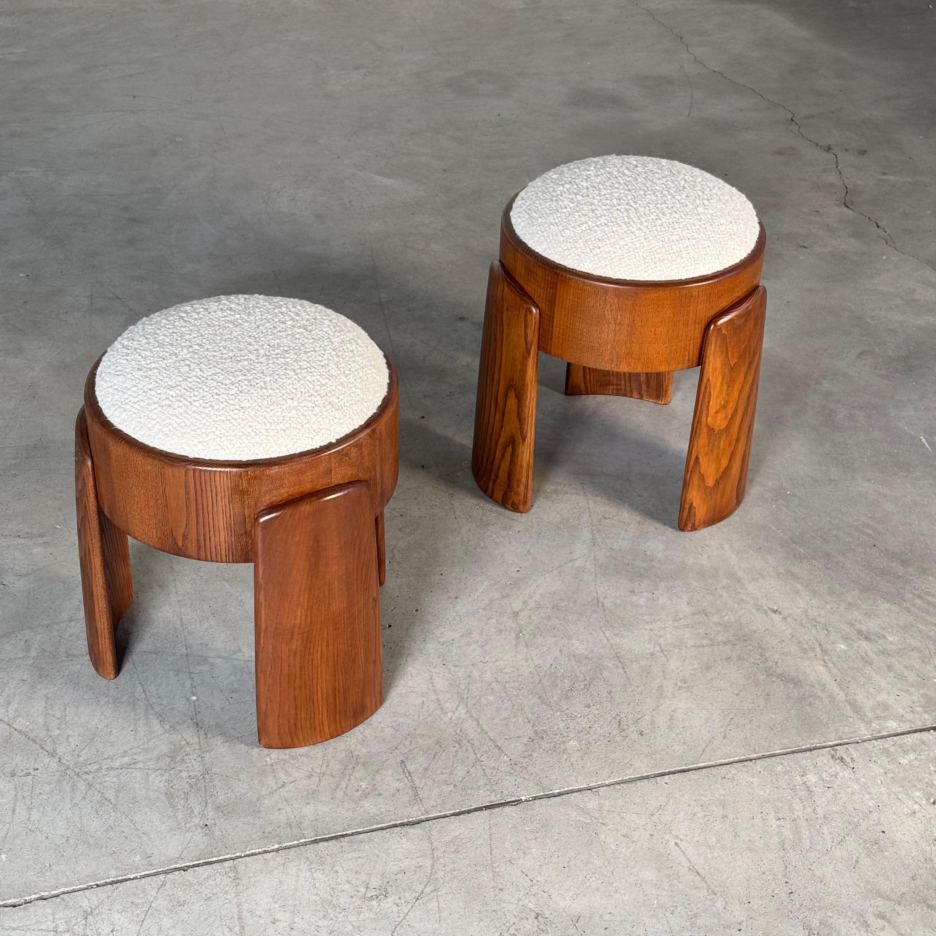 Pareja escultórica de taburetes de madera de fresno con Dedar Milano Bouclé Marfil by FORME Siglo XXI y contemporáneo en venta
