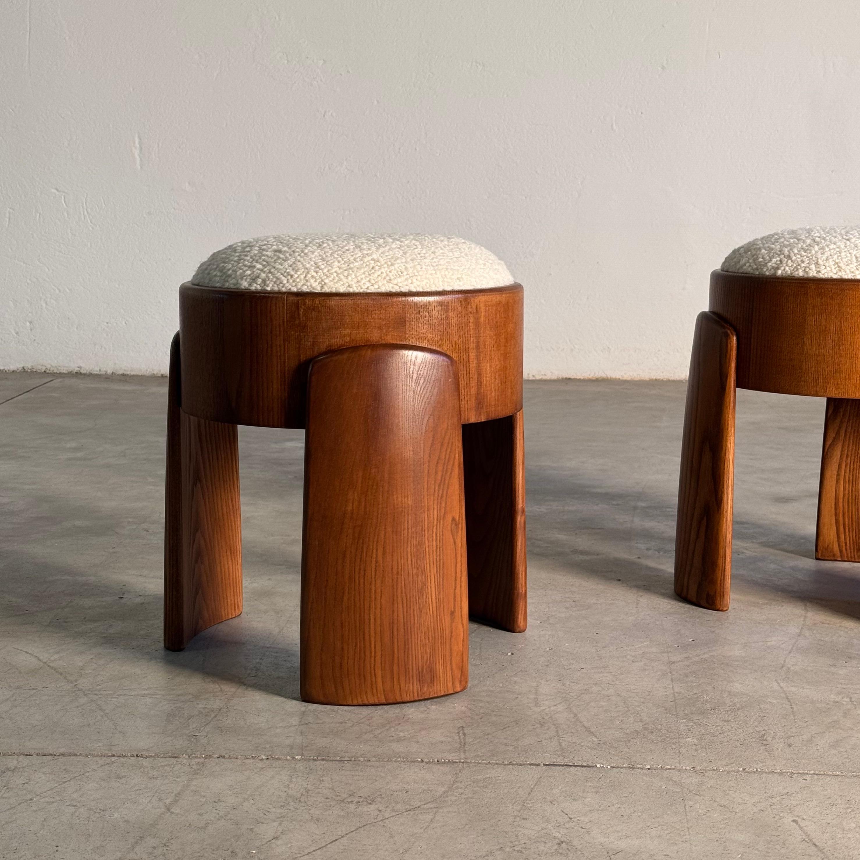 Pareja escultórica de taburetes de madera de fresno con Dedar Milano Bouclé Marfil by FORME en venta 1