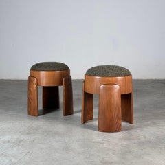 Paire de tabourets sculpturaux en Wood Wood avec Dedar Milano Bouclé Mélange par FORME