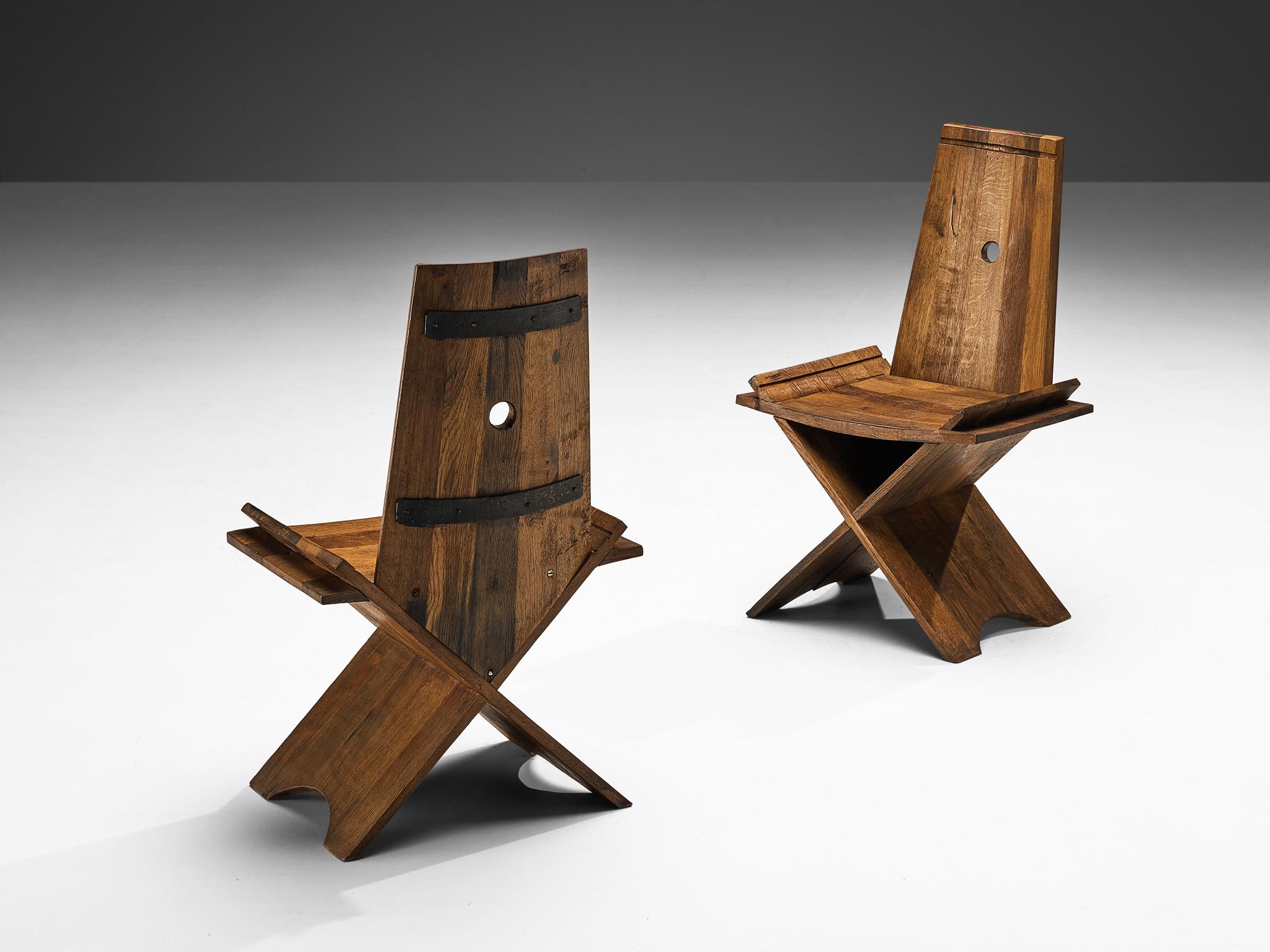 Paar Esszimmerstühle, Eiche, Eisen, Europa, 1970er Jahre

Diese Stühle sind ein Beispiel für eine harmonische Synthese, bei der die Robustheit des brutalistischen Stils nahtlos mit der schlichten Einfachheit des rustikalen Designs verschmilzt. Die