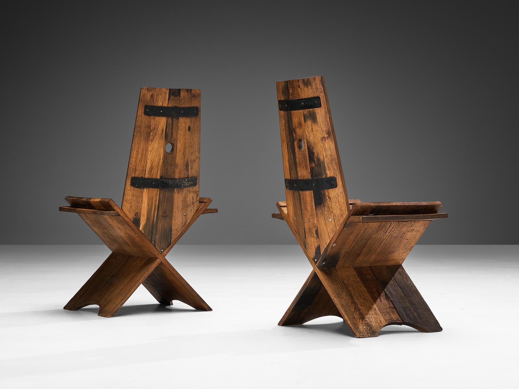 Coppia di sedie da pranzo, Oak, ferro, Europa, anni '70

Queste sedie esemplificano una sintesi armoniosa, unendo senza soluzione di continuità la robustezza insita nello stile brutalista con la sobria semplicità caratteristica del design rustico.