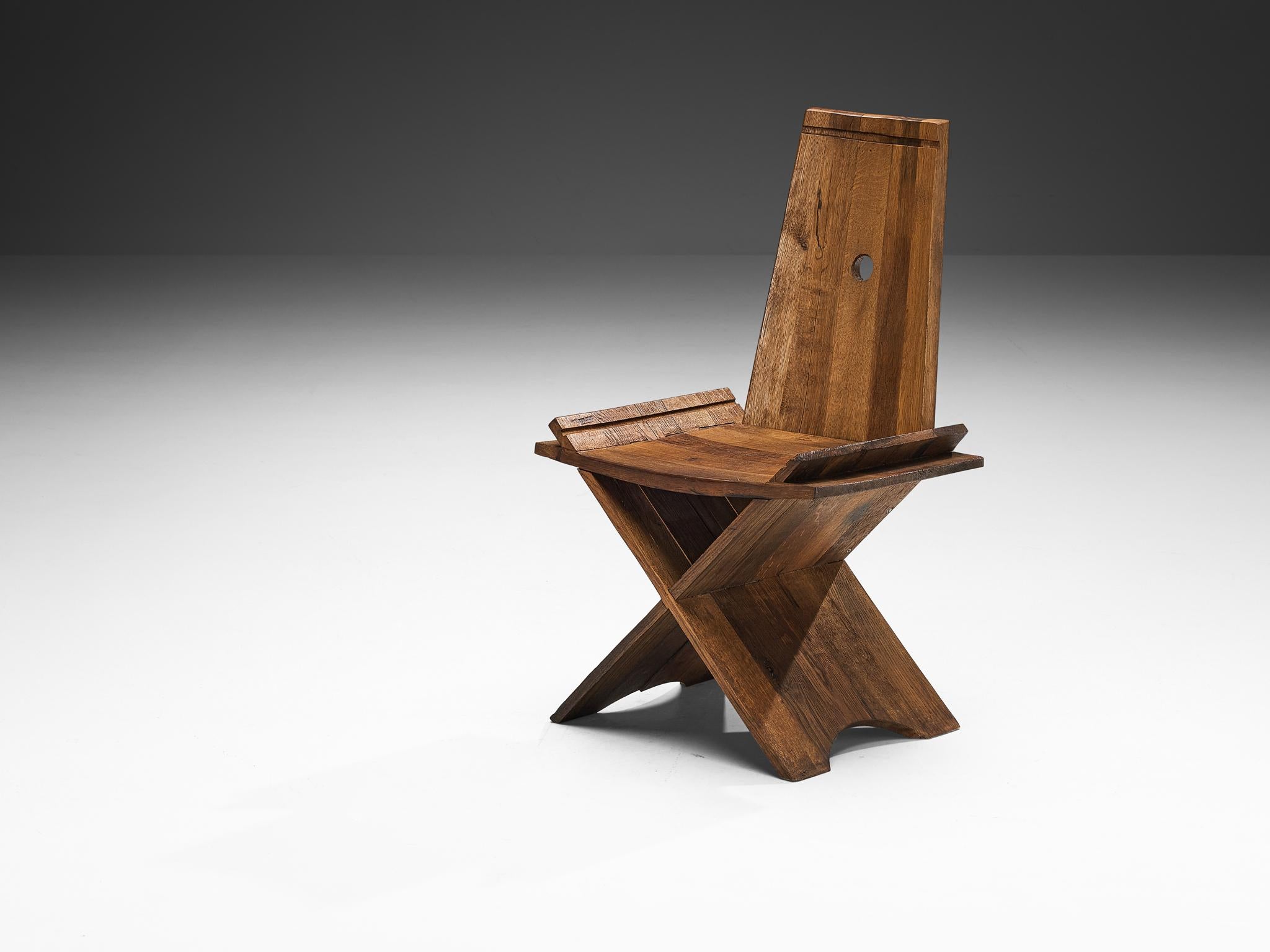 Brutalismo Coppia di sedie da pranzo scultoree in Oak con accenti in ferro in vendita