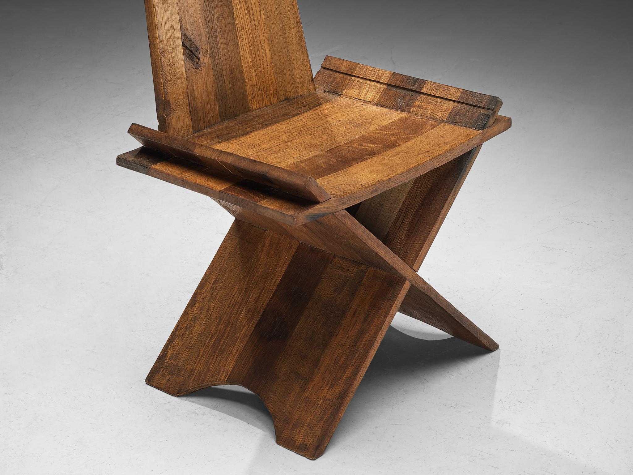 Europeo Coppia di sedie da pranzo scultoree in Oak con accenti in ferro in vendita