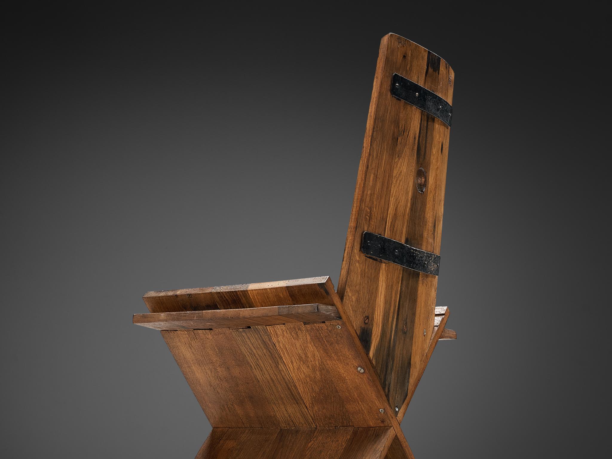 Fine XX secolo Coppia di sedie da pranzo scultoree in Oak con accenti in ferro in vendita