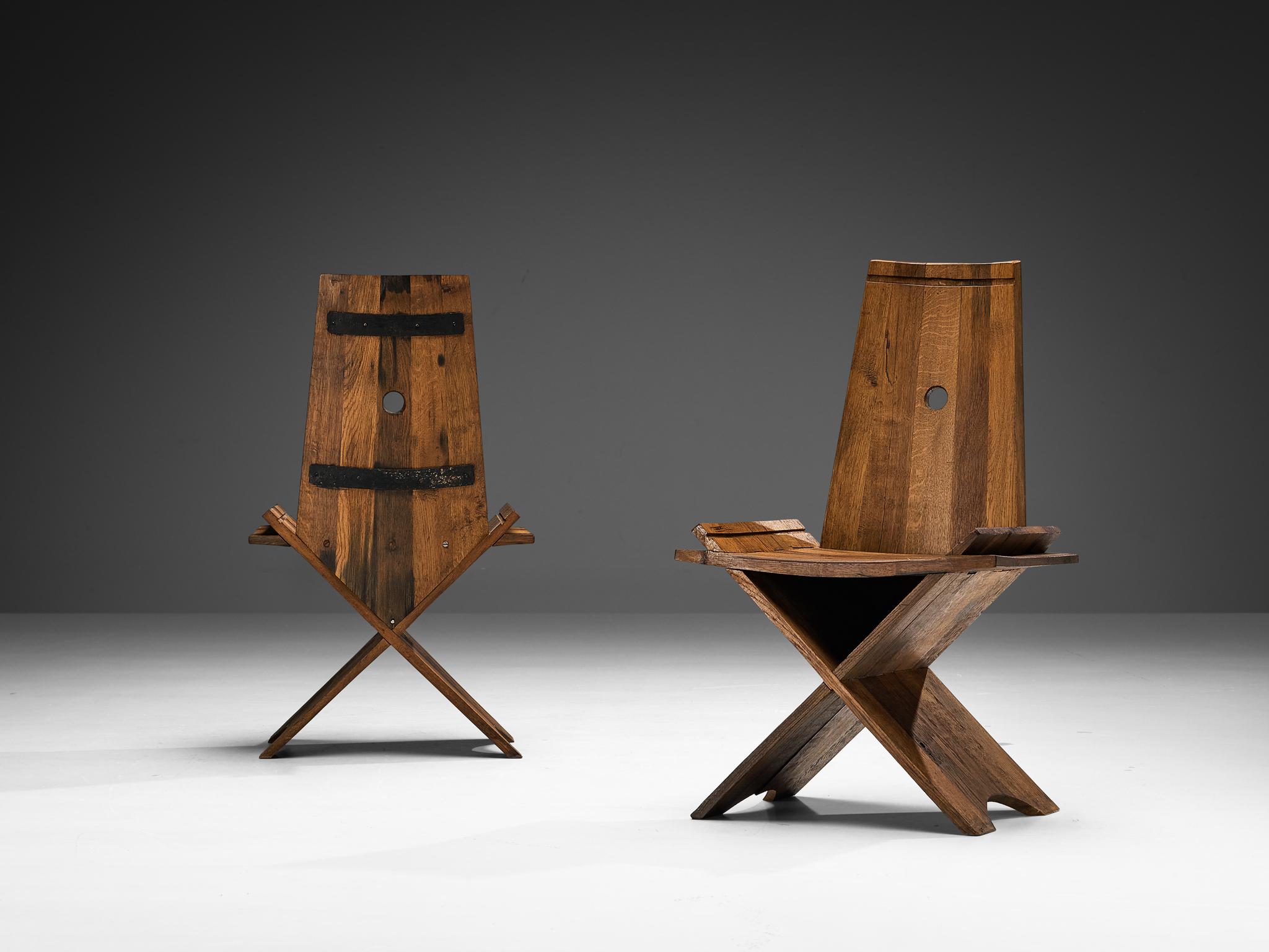 Ferro Coppia di sedie da pranzo scultoree in Oak con accenti in ferro in vendita