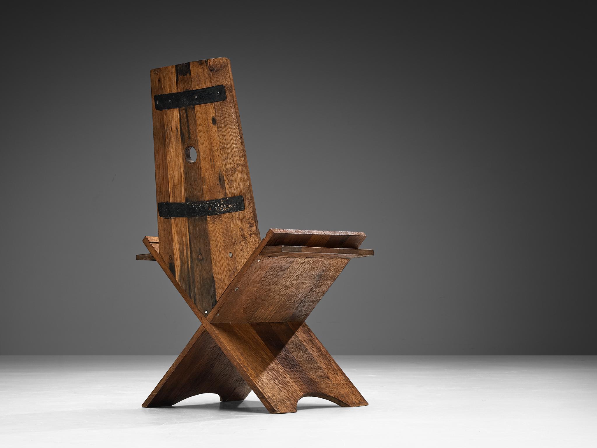 Coppia di sedie da pranzo scultoree in Oak con accenti in ferro in vendita 1