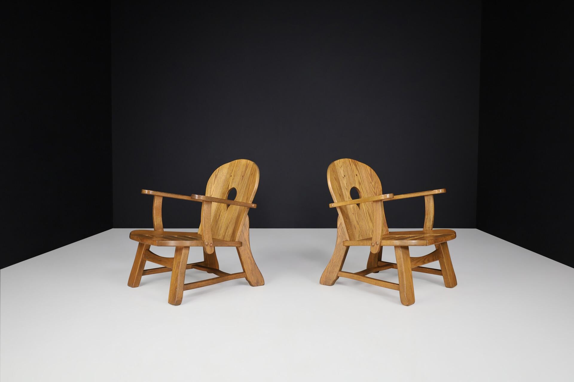 Skulpturales Paar französischer Sessel aus Eiche im Brutalismus, 1960er Jahre
Dieses skulpturale Paar brutalistischer Loungesessel wurde in den 1960er Jahren in Frankreich hergestellt und ist von beeindruckender Präsenz und handwerklichem Können