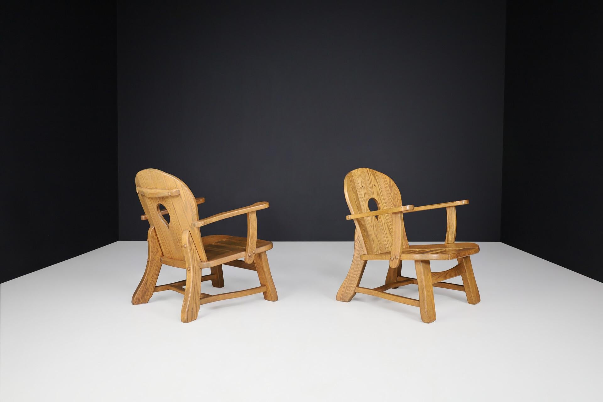 Skulpturales Paar französischer Sessel aus Eiche im Brutalismus, 1960er Jahre (20. Jahrhundert) im Angebot