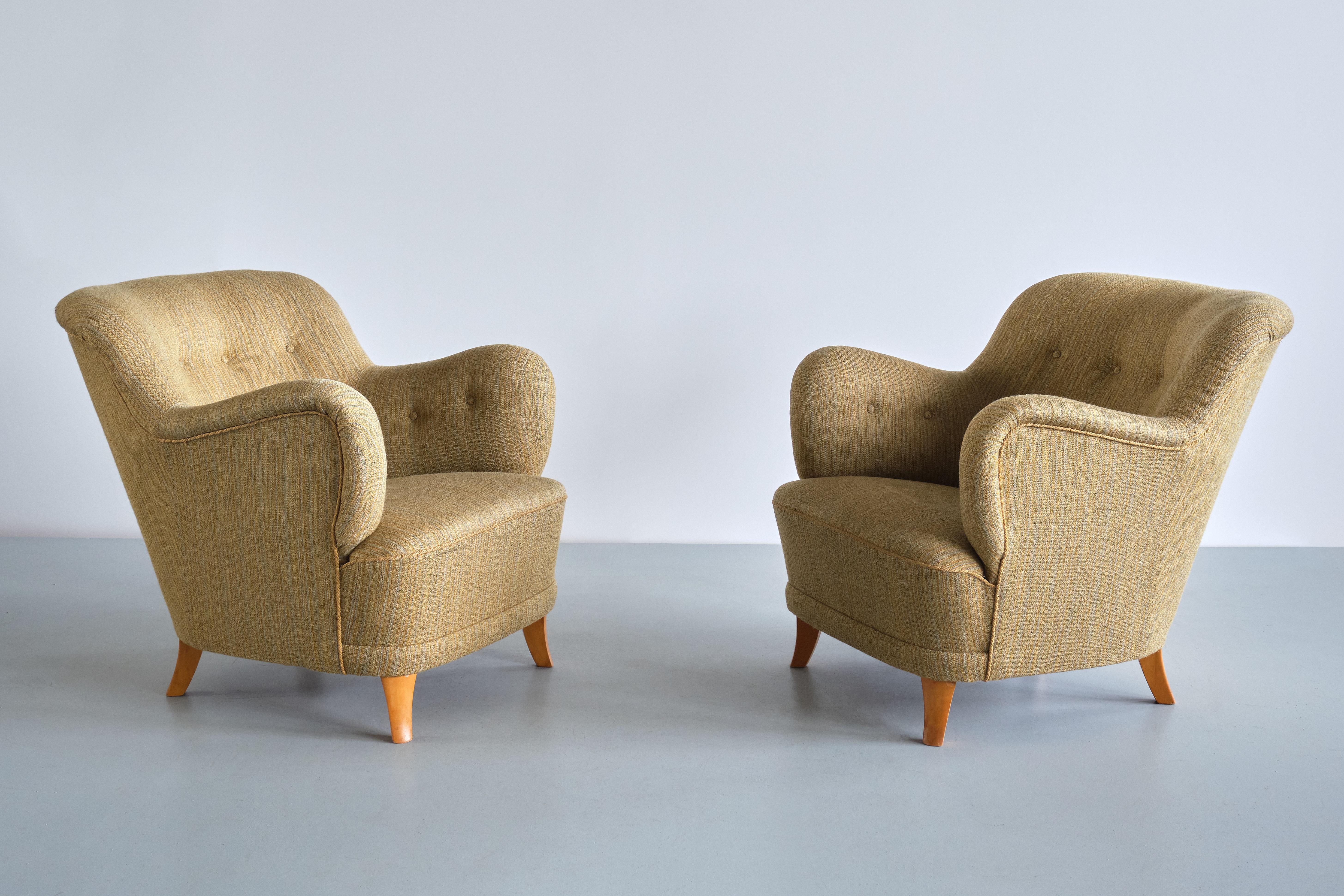 Cette rare paire de fauteuils a été conçue par Gustav Axel Berg à la fin des années 1940. Les chaises ont été fabriquées par AB G.A., la société de Berg. Bergs en Suède.
Le design saisissant est marqué par les accoudoirs sculpturaux et arrondis et