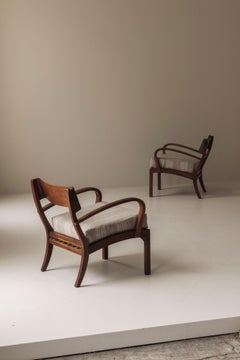 Paire sculpturale de fauteuils italiens en noyer des années 1950.