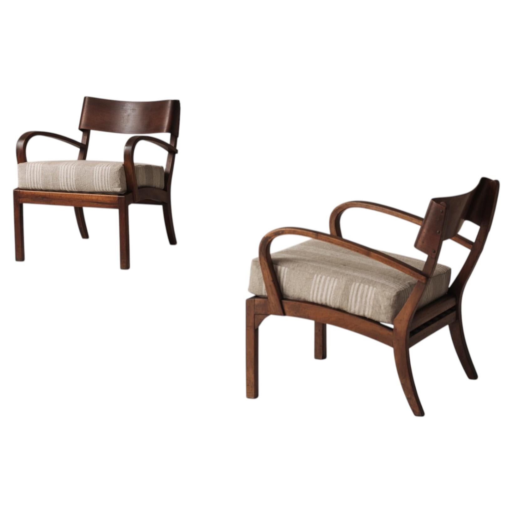 Sculptural pair of Italian easy chairs in walnut from the 1950s.