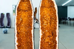 Coppia scultorea di grandi geodi citrini con scintillante druzy arancione-dorato