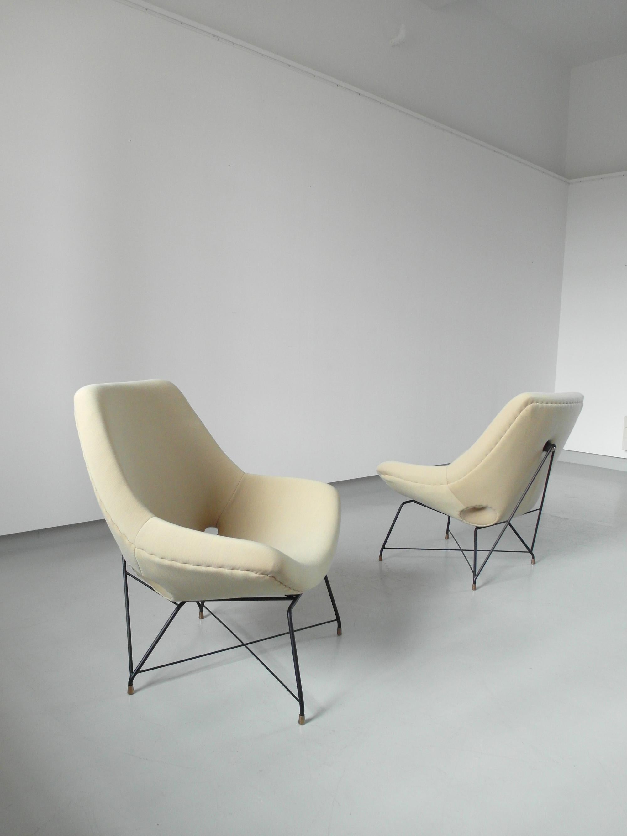 Sculptural pair of lounge chairs metal and fabric, designed by Augusto Bozzi for Saporiti, Italy, 1954. The delicately designed frame is made of black coated metal with elegant brass details. The shell is wide and sculptural and very comfortable.