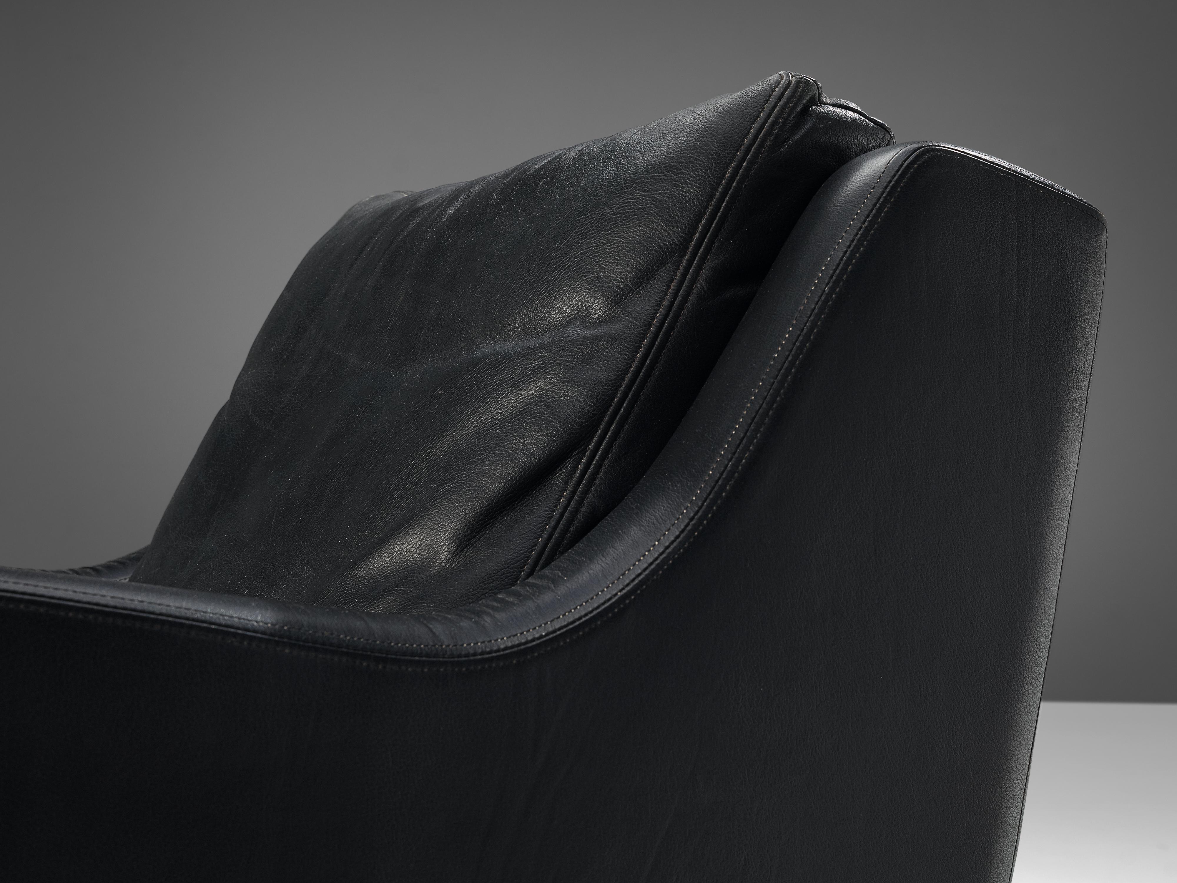 Mid-Century Modern Paire de fauteuils de salon sculpturaux en cuir noir en vente