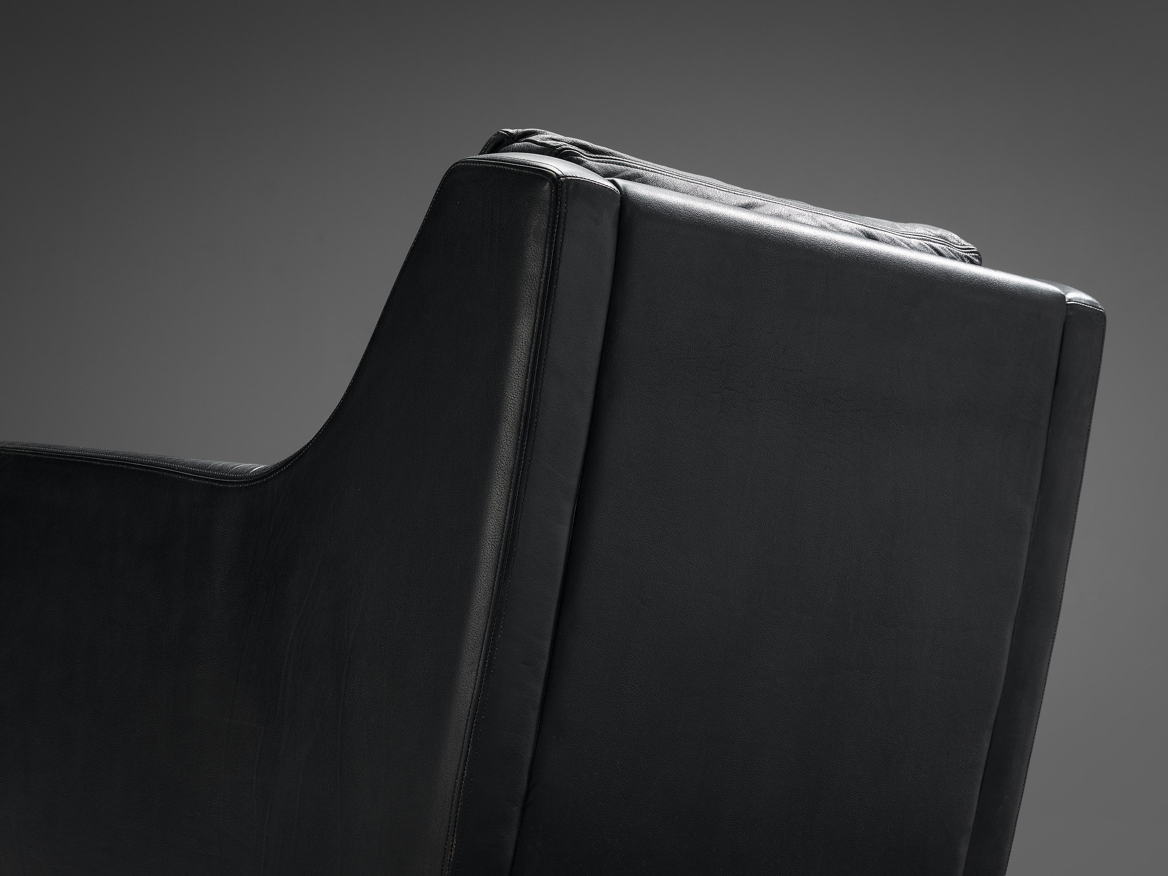 Paire de fauteuils de salon sculpturaux en cuir noir Bon état - En vente à Waalwijk, NL