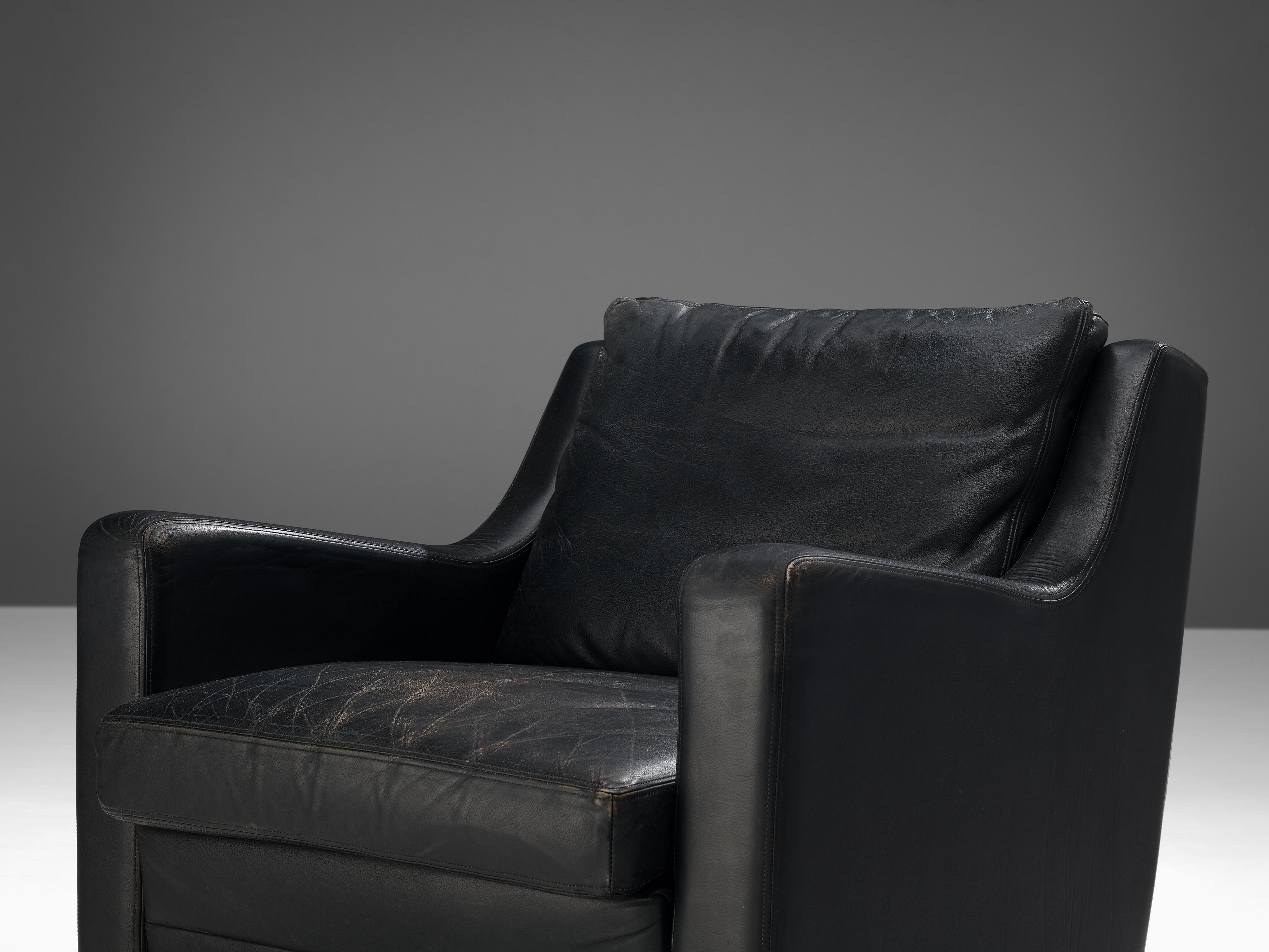 Acier Paire de fauteuils de salon sculpturaux en cuir noir en vente