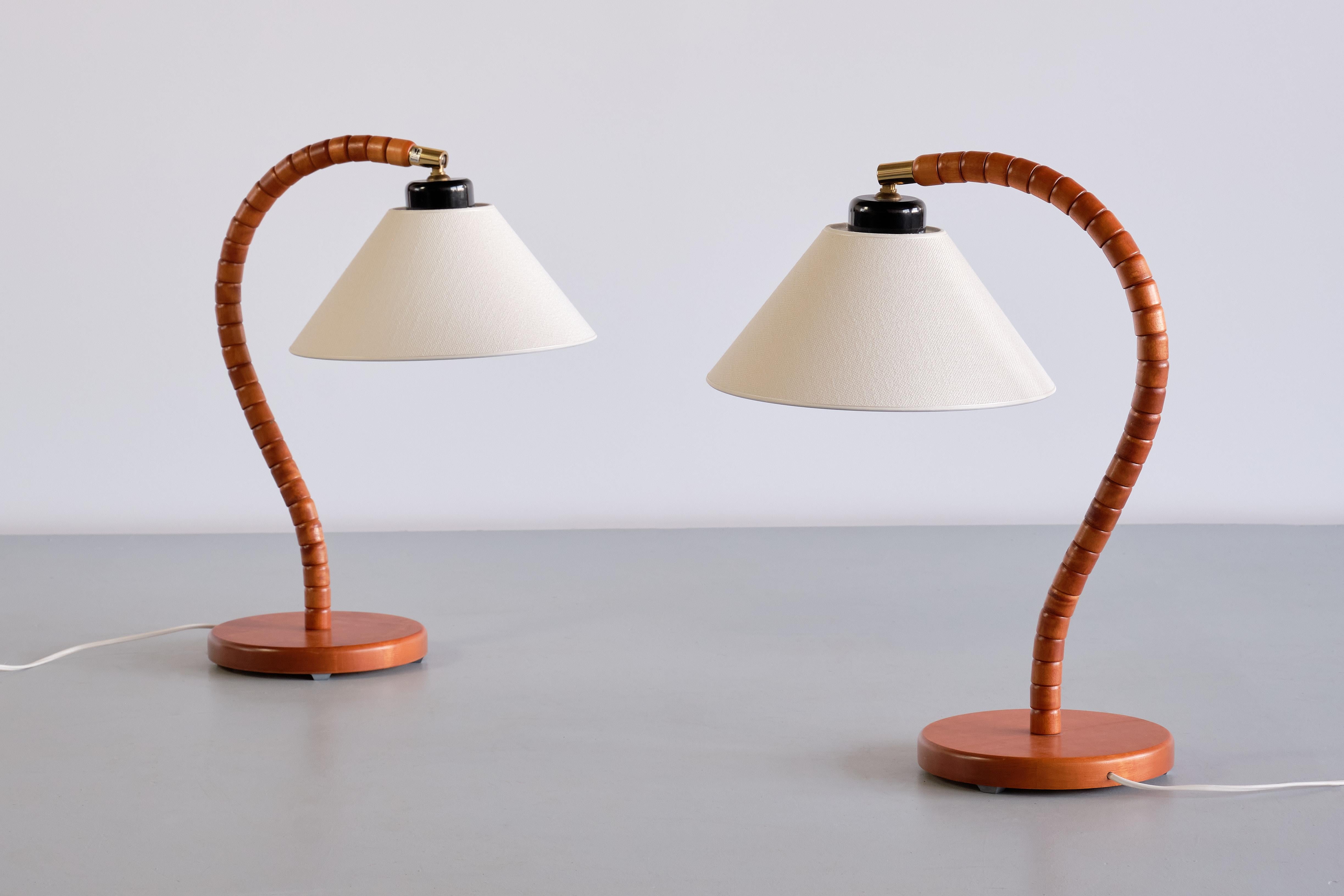 Scandinavian Modern Sculptural Pair of Markslöjd Table Lamps in Beech, Brass, Linen, Sweden, 1960s