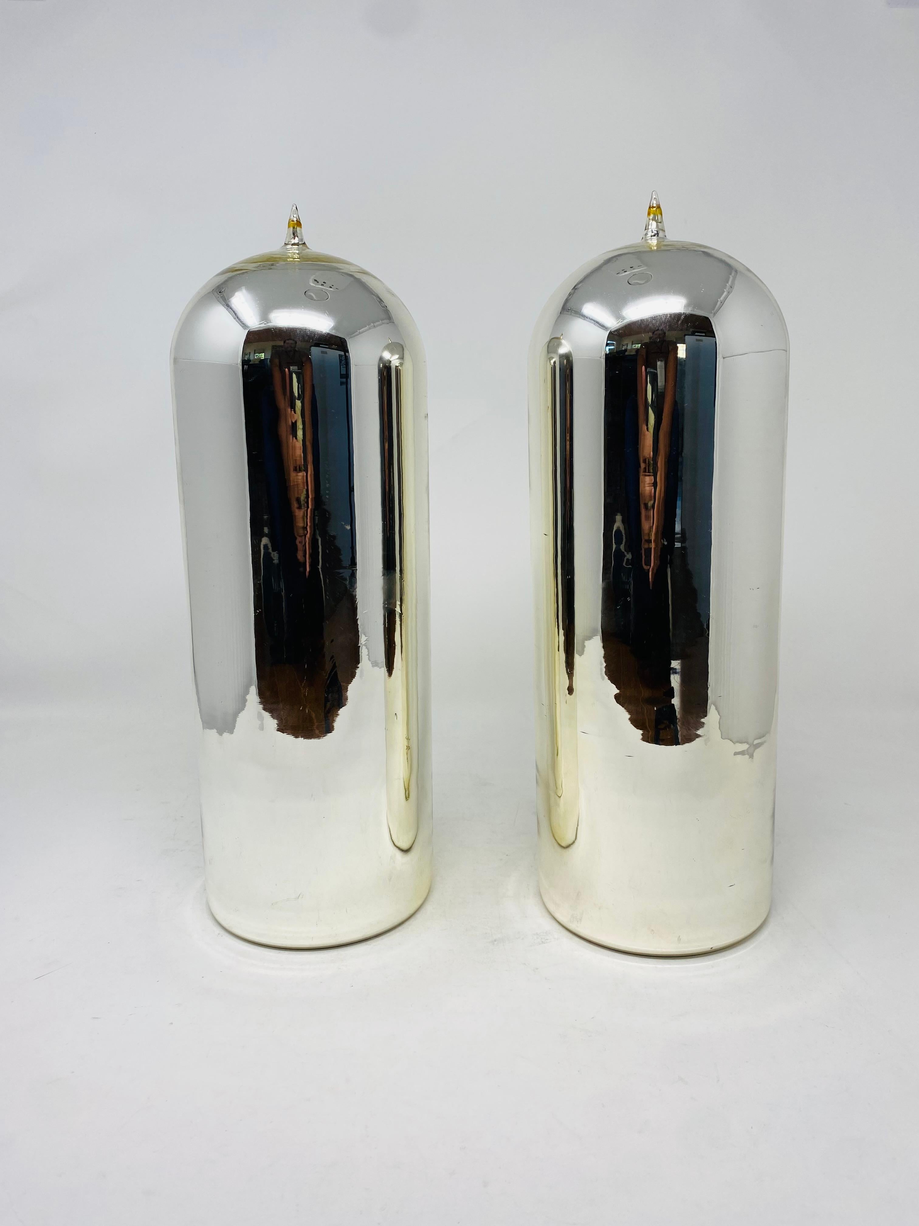Bellissima e scultorea coppia di cloche al mercurio a specchio.  Di dimensioni generose, questi pezzi riflettono magnificamente la luce mettendo insieme i diversi elementi del tuo arredamento attraverso il riflesso. Questi incredibili pezzi si