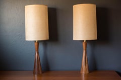 Paire de lampes sculpturales de style mi-siècle moderne en noyer massif et acajou