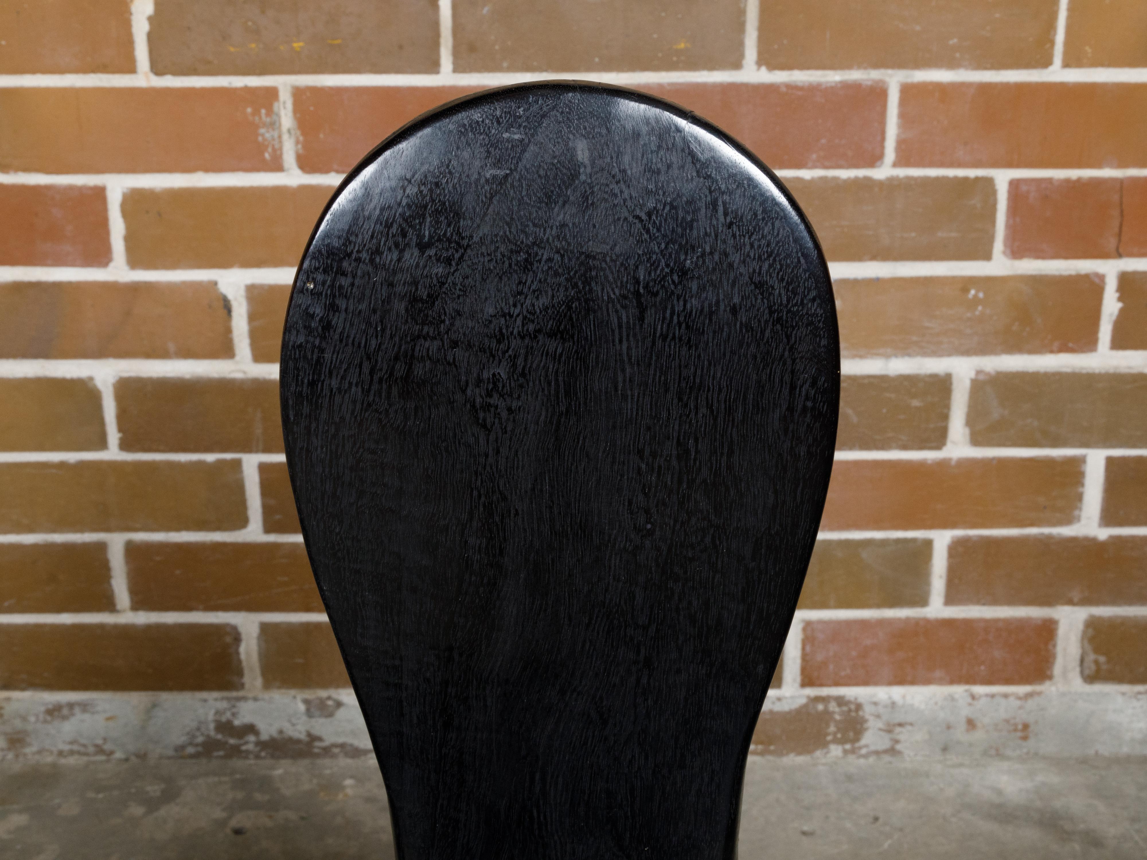 Paire de chaises noires sculpturales en bois africain du milieu du siècle à dossier en cuillère Bon état - En vente à Atlanta, GA