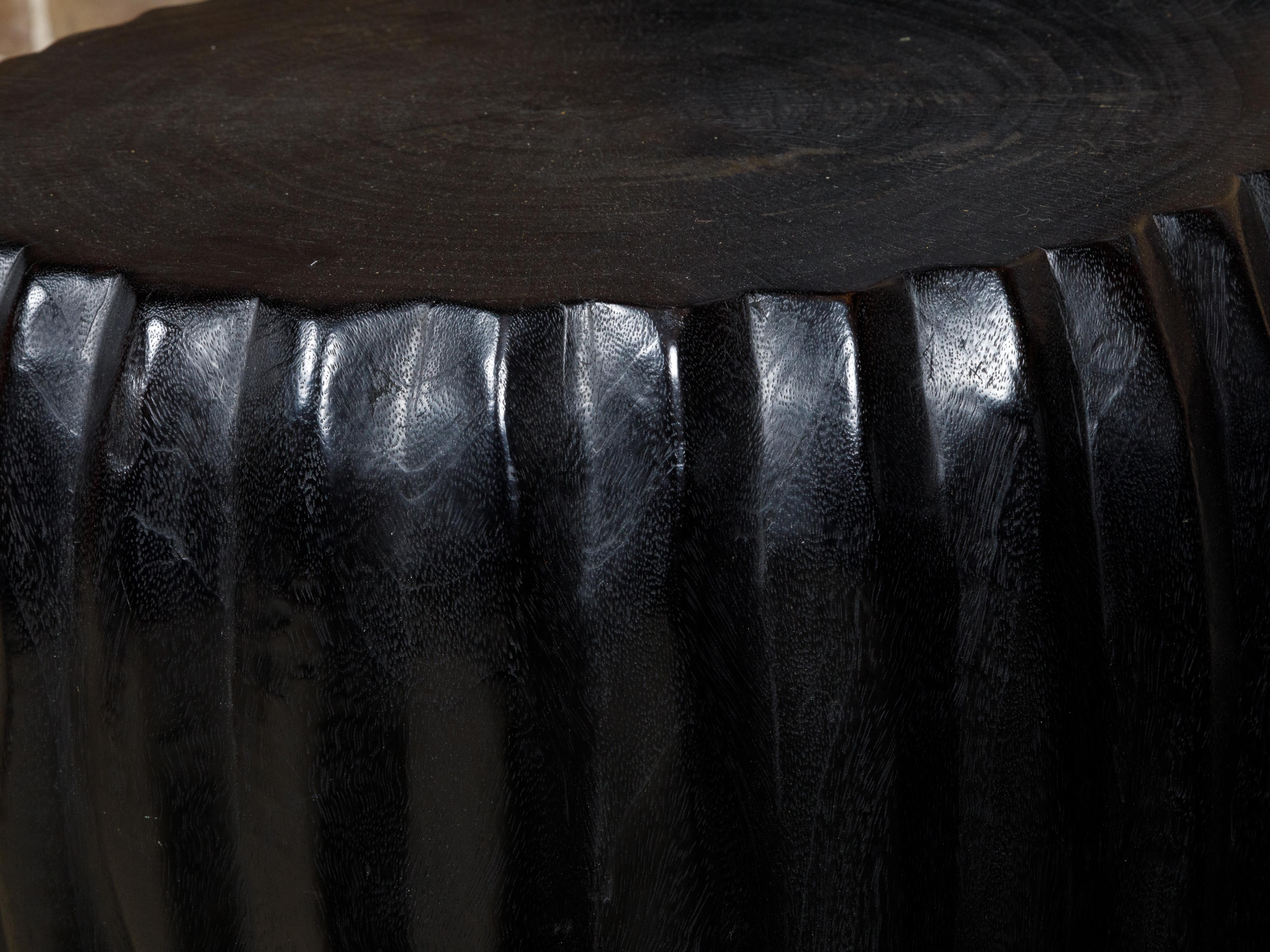 Bois Paire de chaises noires sculpturales en bois africain du milieu du siècle à dossier en cuillère en vente