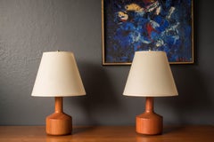 Coppia scultorea di lampade da tavolo in legno di teak scandinave della metà del secolo scorso
