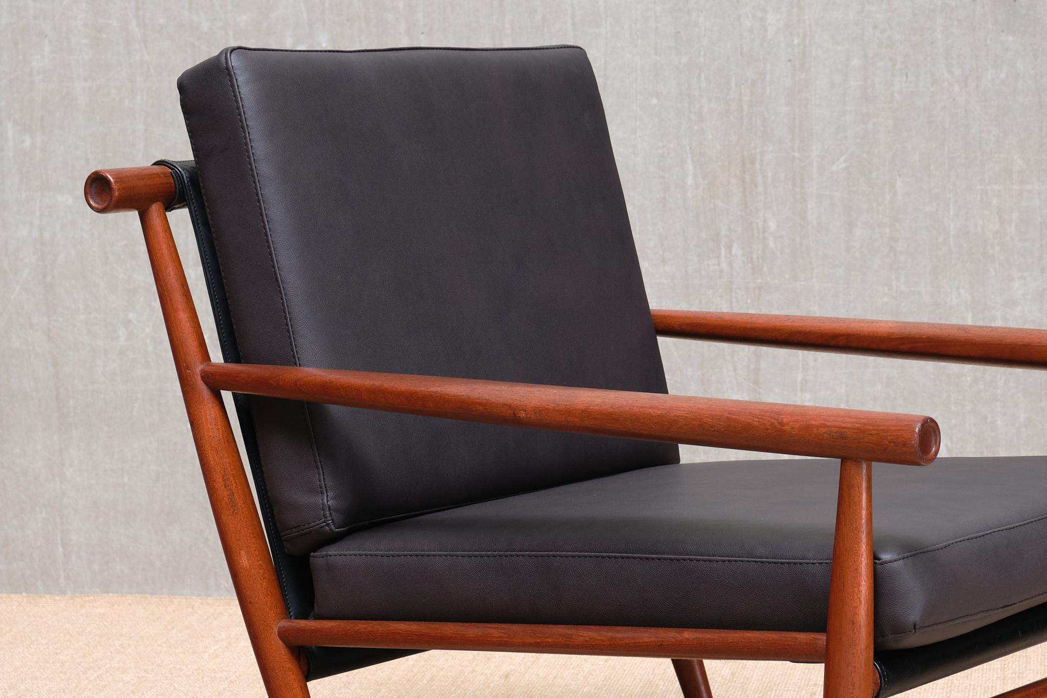 Coppia scultorea di poltrone moderne scandinave in teak con gambe a correre, anni '50 in vendita 3