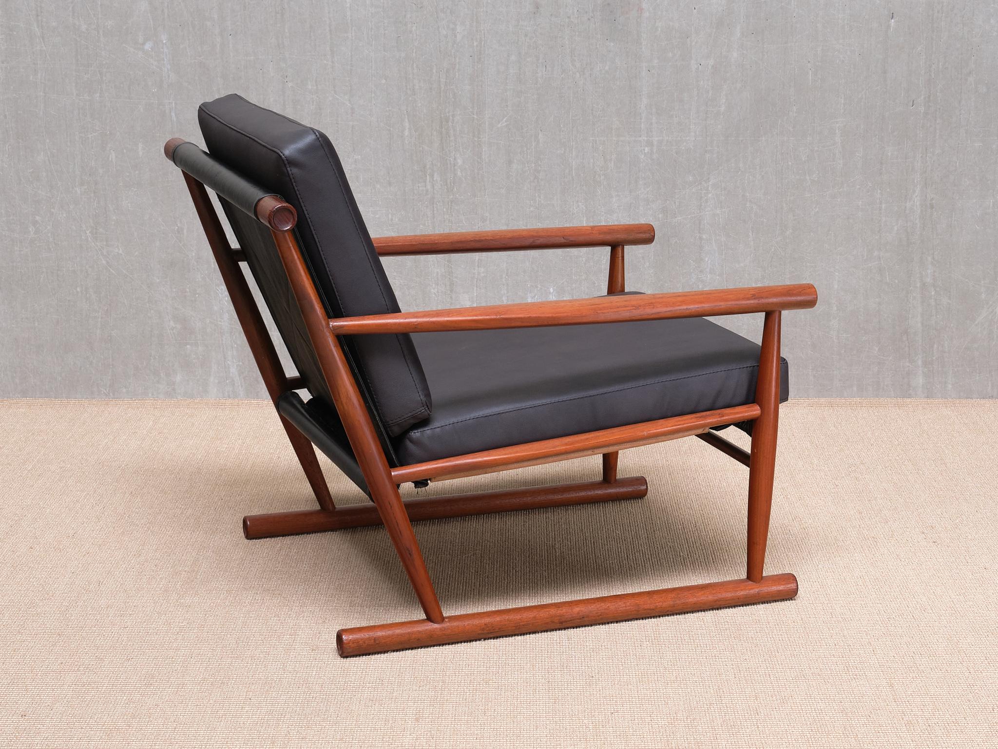 Coppia scultorea di poltrone moderne scandinave in teak con gambe a correre, anni '50 in vendita 4