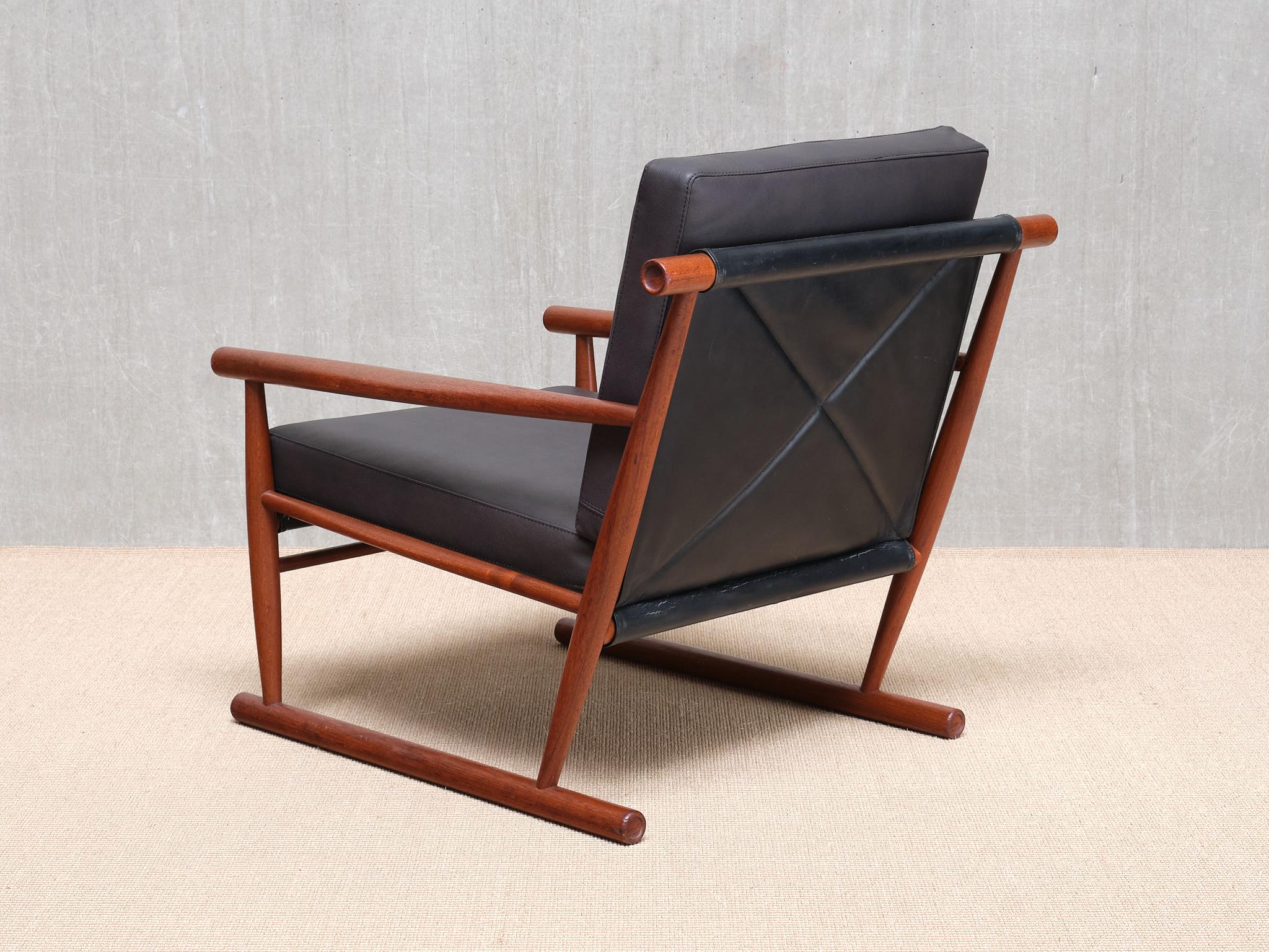 Coppia scultorea di poltrone moderne scandinave in teak con gambe a correre, anni '50 in vendita 5